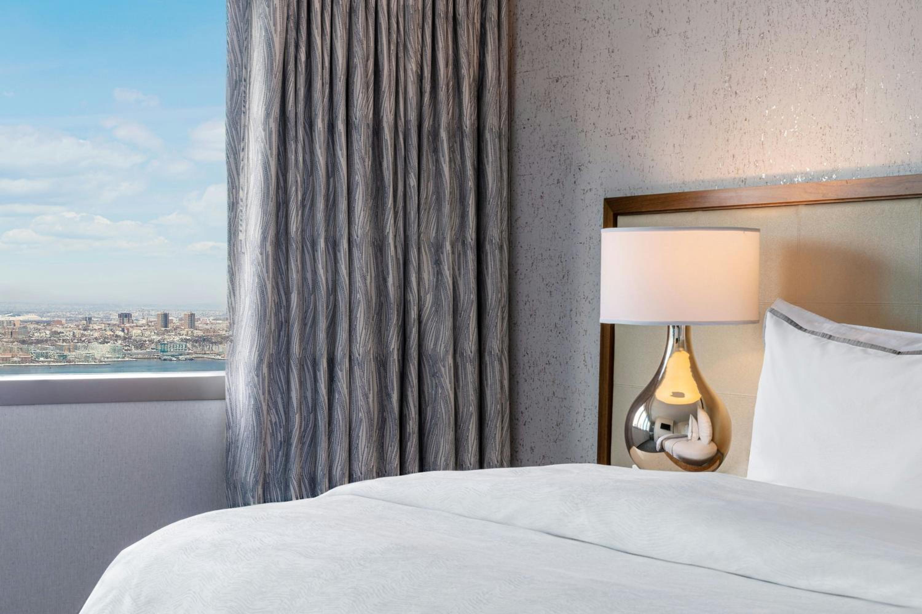 Junior Suite with Tub and Skyline View - High Floor - Mobility/Hearing Accessible thumbnail 6