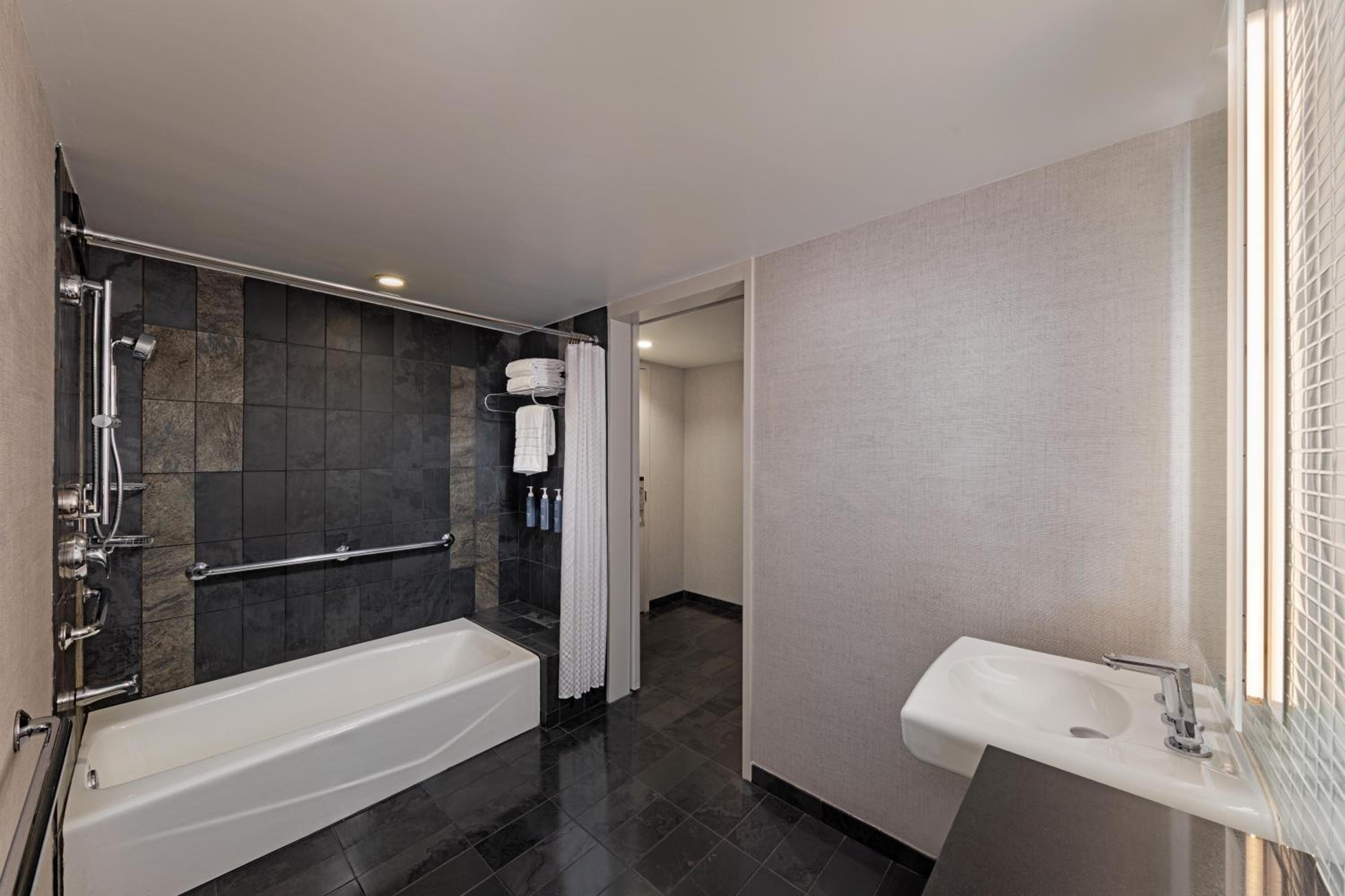 Junior Suite with Tub and Skyline View - High Floor - Mobility/Hearing Accessible photo 2