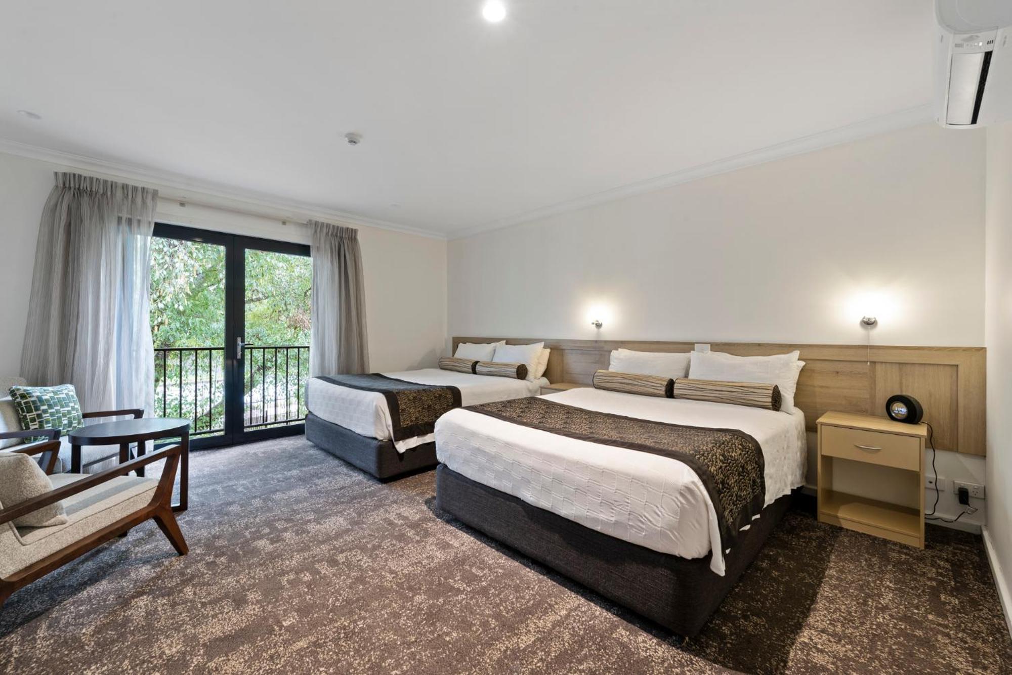 Executive Queen Room with Two Queen Beds and Spa Bath  photo 1