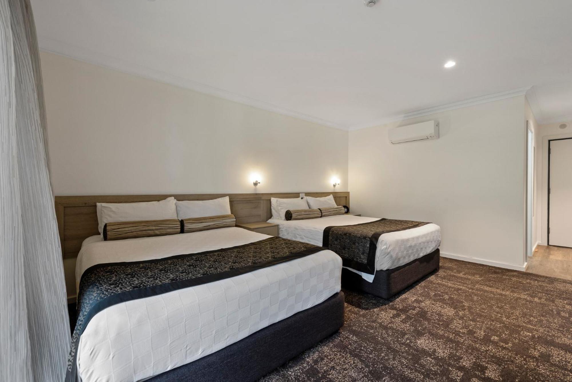 Executive Queen Room with Two Queen Beds and Spa Bath  photo 3