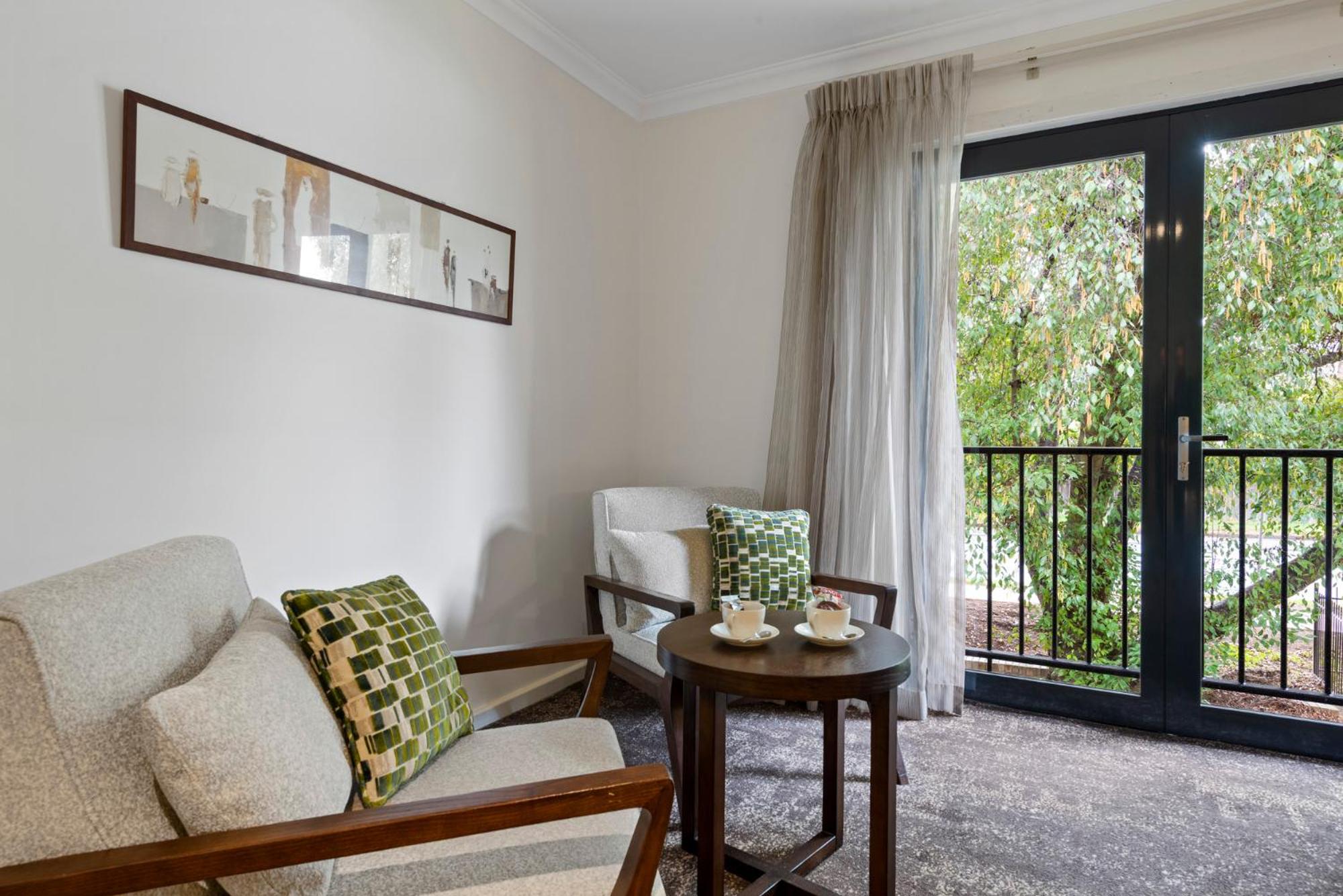 Executive Queen Room with Two Queen Beds and Spa Bath  photo 2