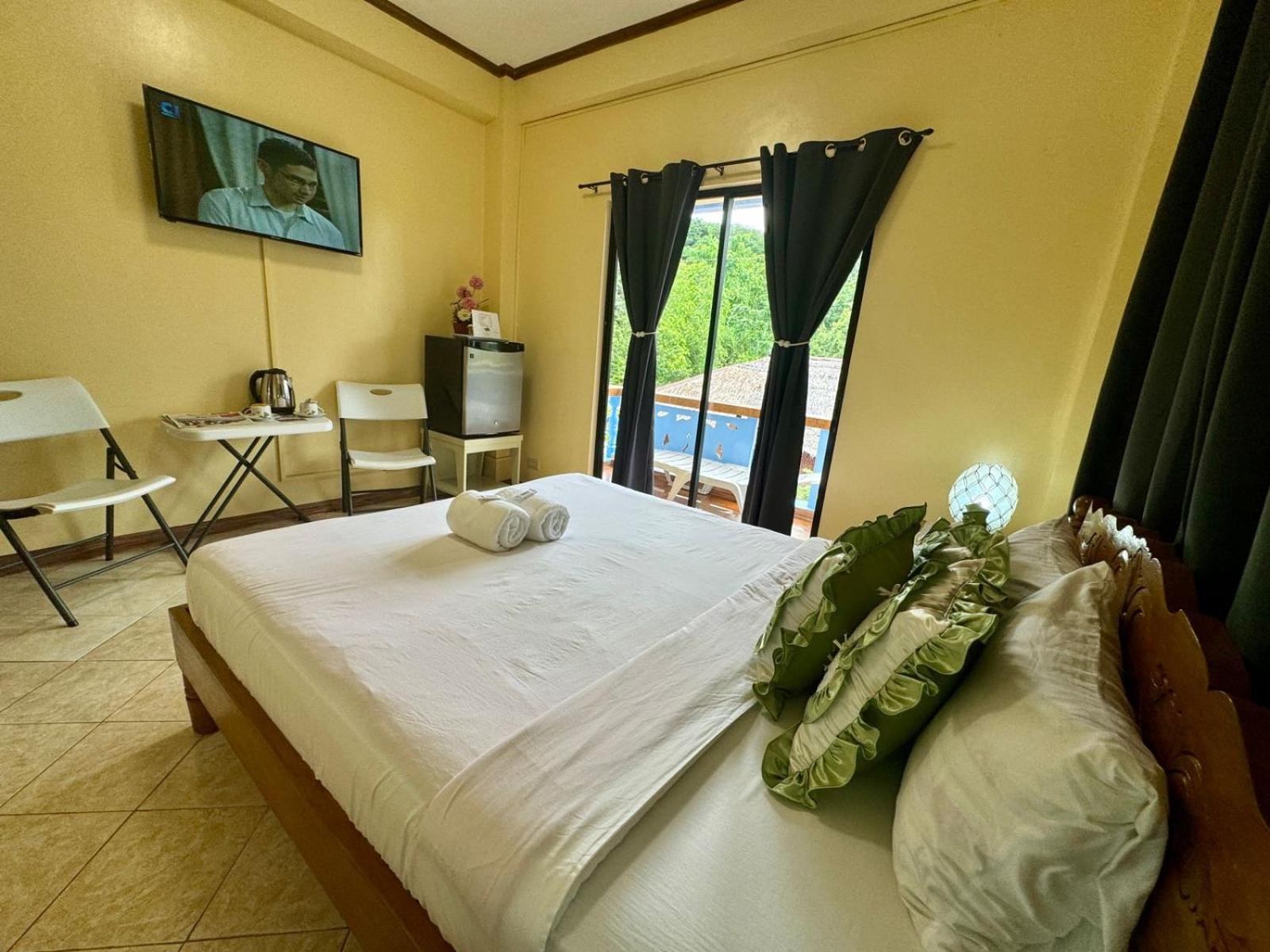 Deluxe Double Room with Balcony - Photo 3