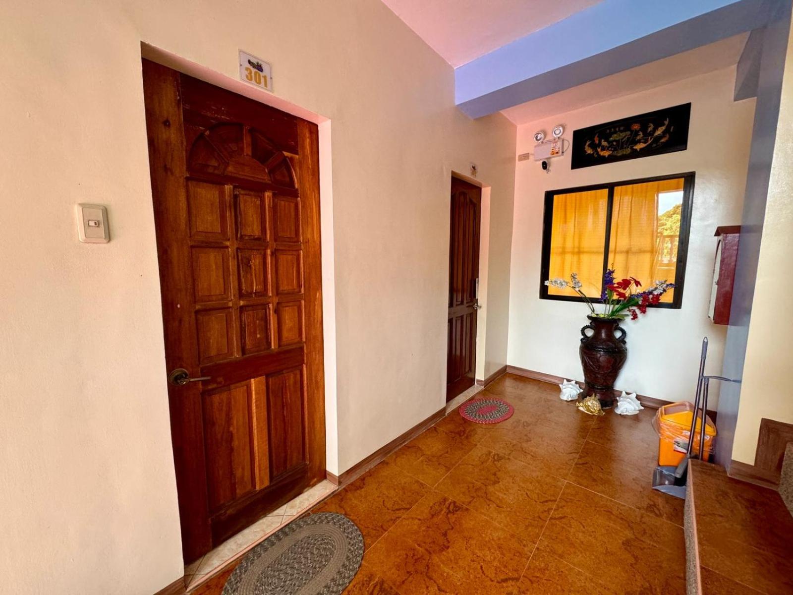 Deluxe Double Room with Balcony - Photo 4