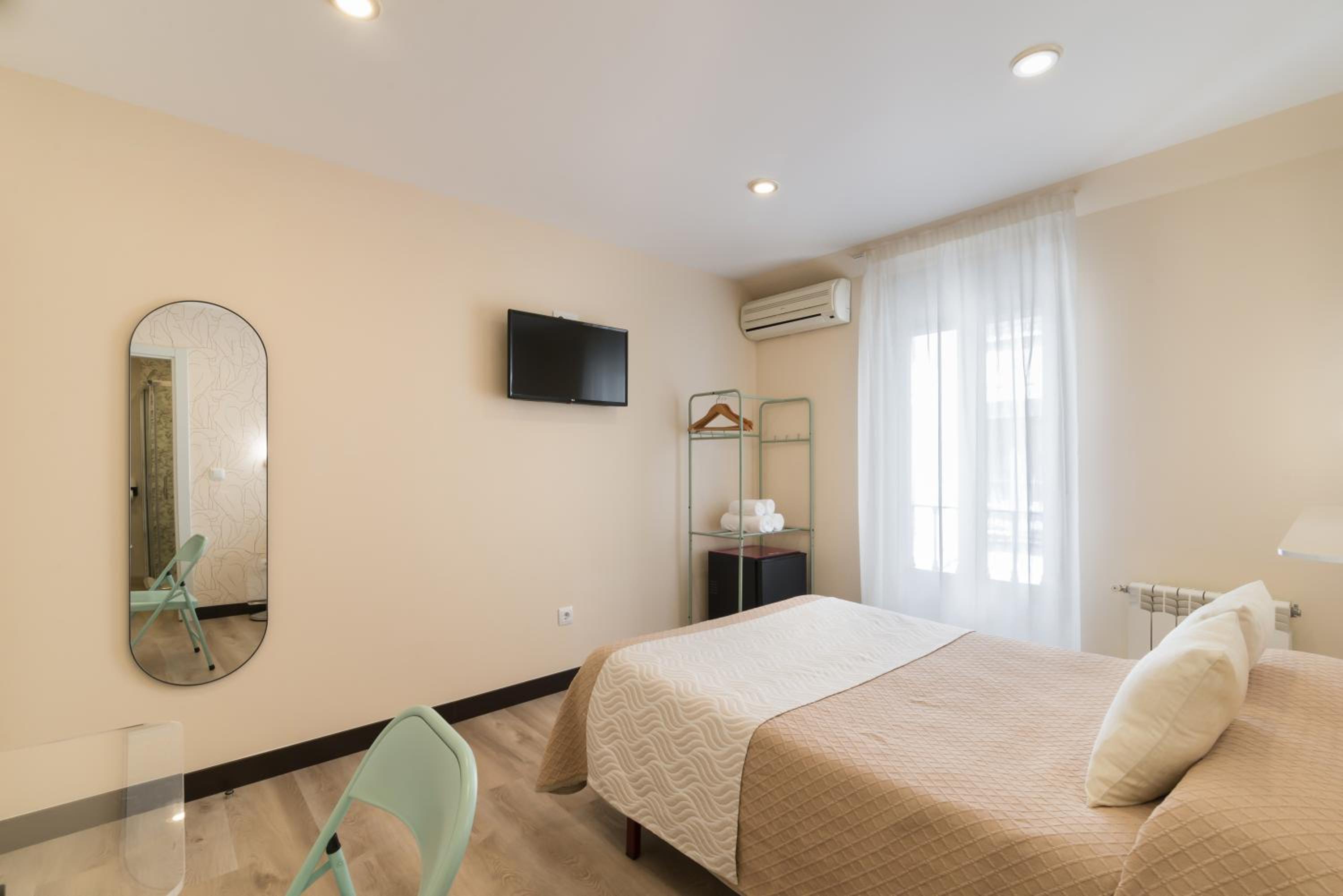 Double  Interior Room - Photo 12