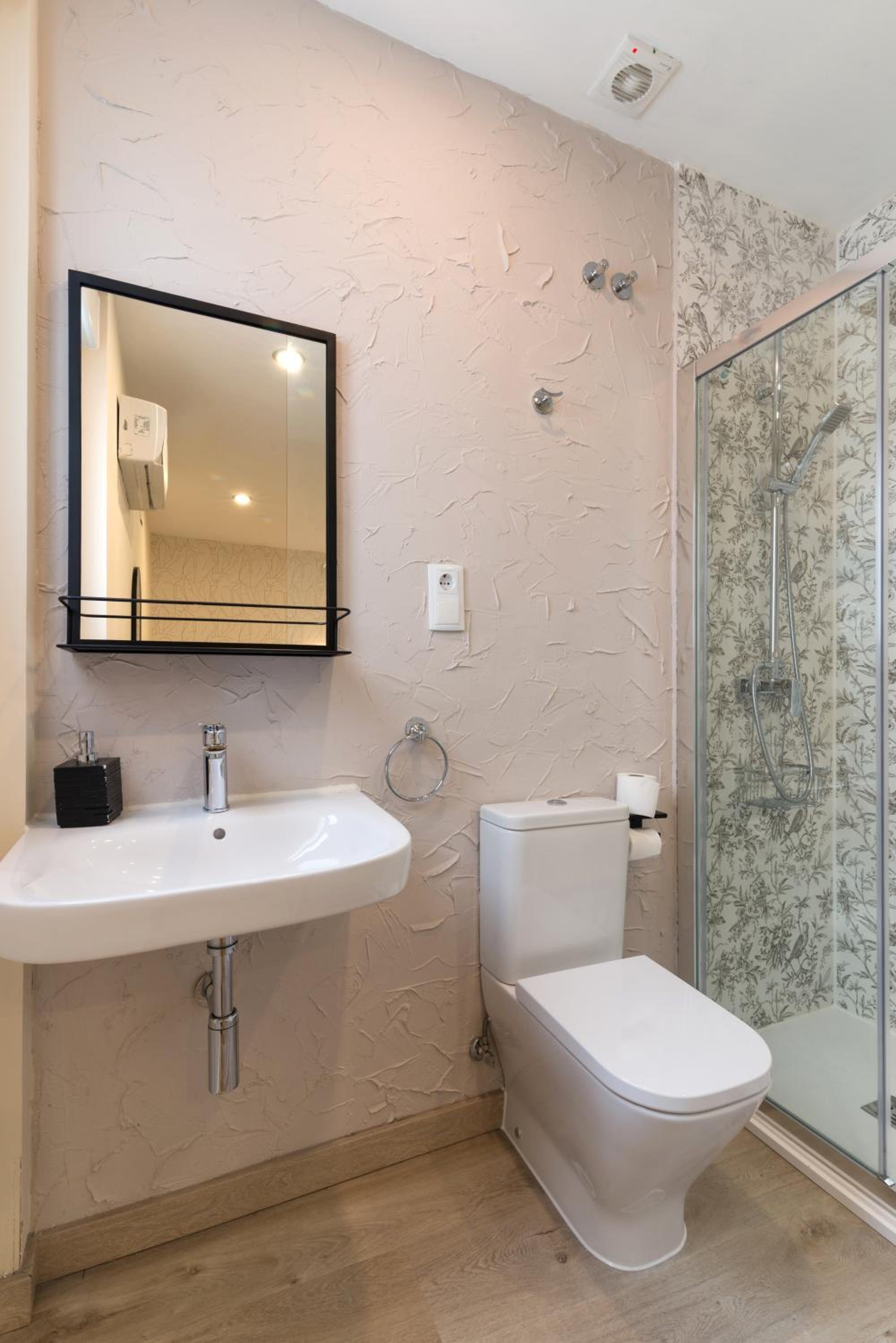 Double  Interior Room - Photo 13