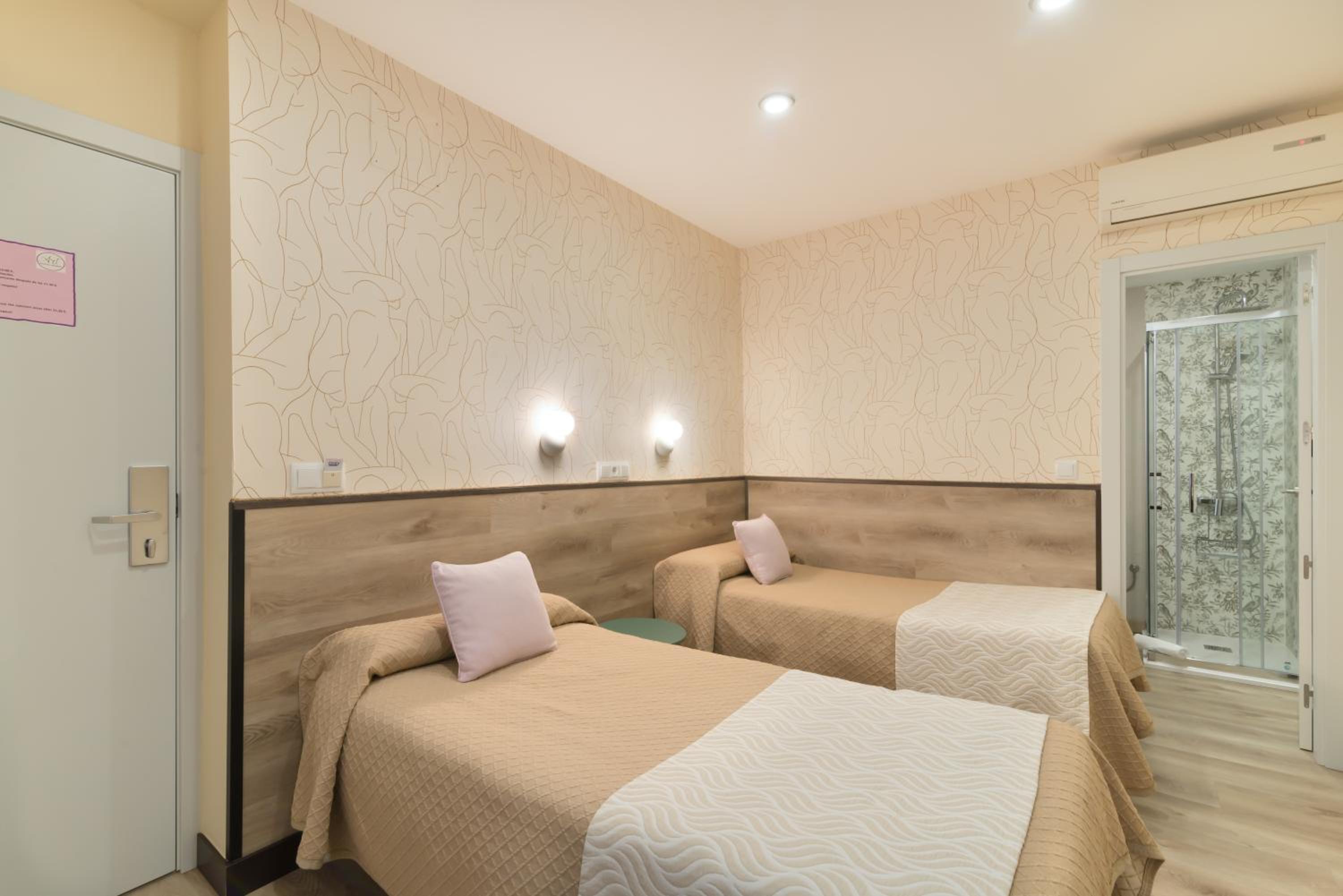Twin Room - Photo 3