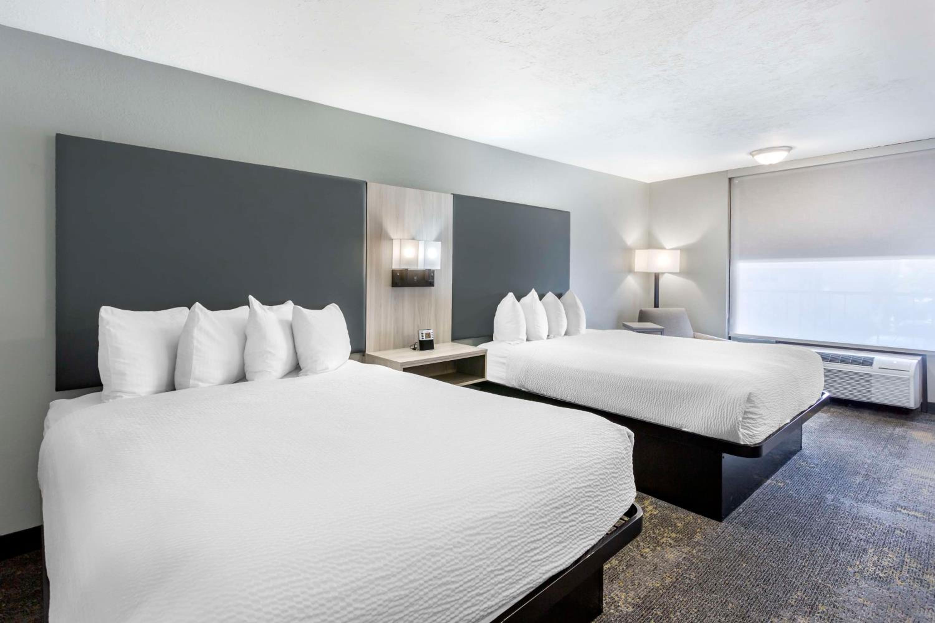 Queen Room with Two Queen Beds and Roll-In Shower - Disability Access/Non-Smoking photo 3