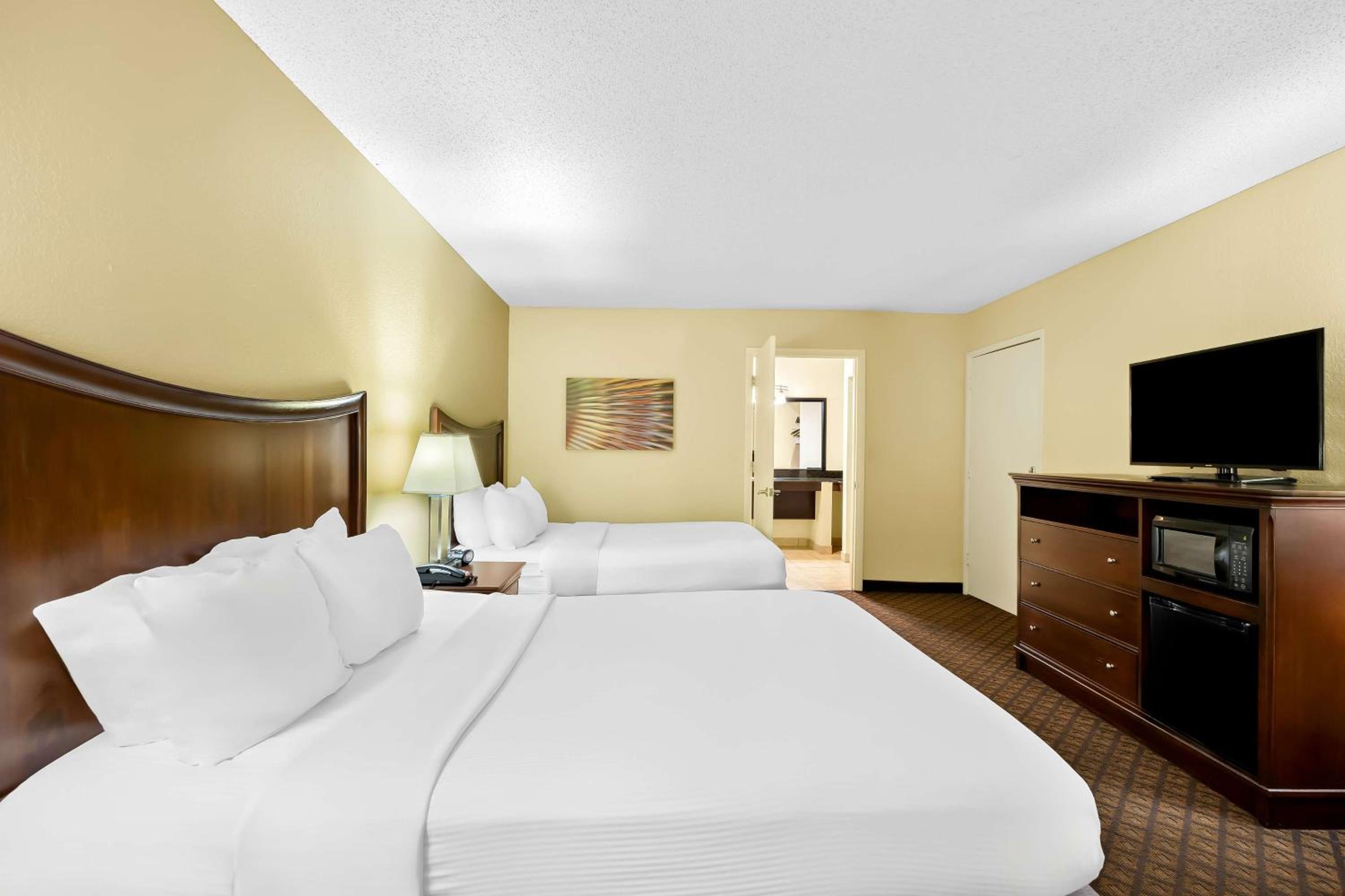 Queen Room with Two Queen Beds - Disability Access/Bath Tub - Photo 1