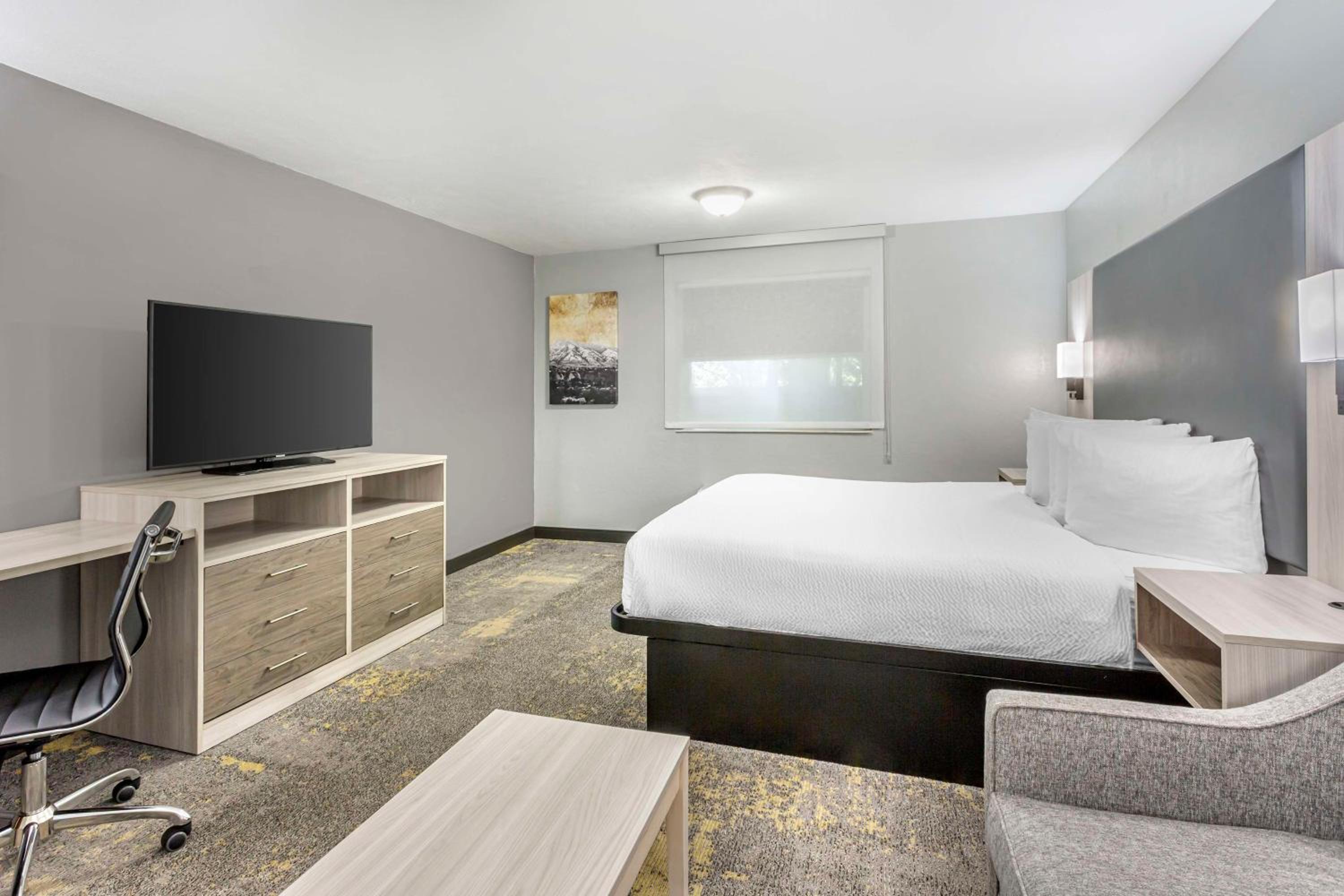 Junior King Suite with Sofa Bed and Spa Bath photo 2