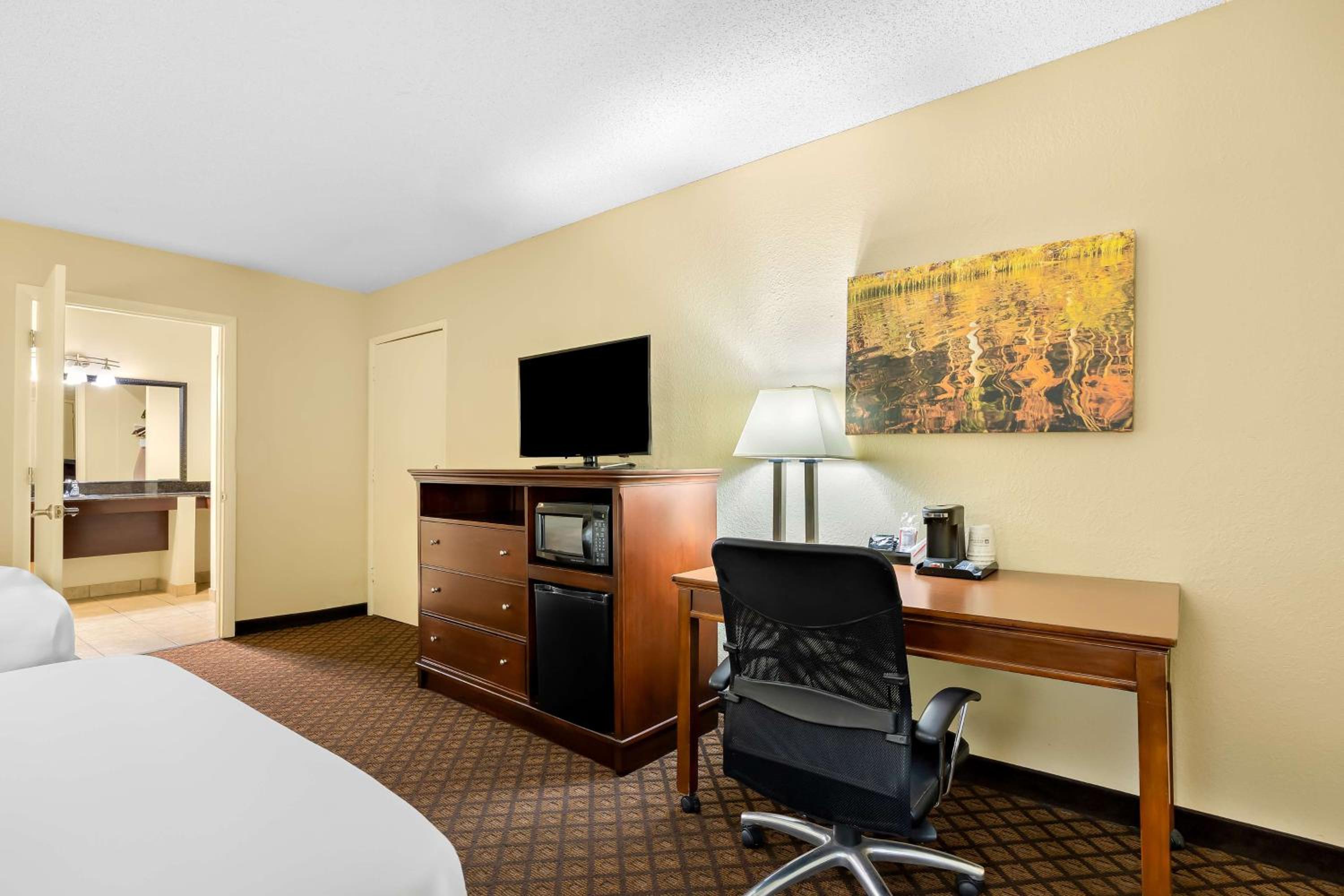 Queen Room with Two Queen Beds - Disability Access/Bath Tub - Photo 2