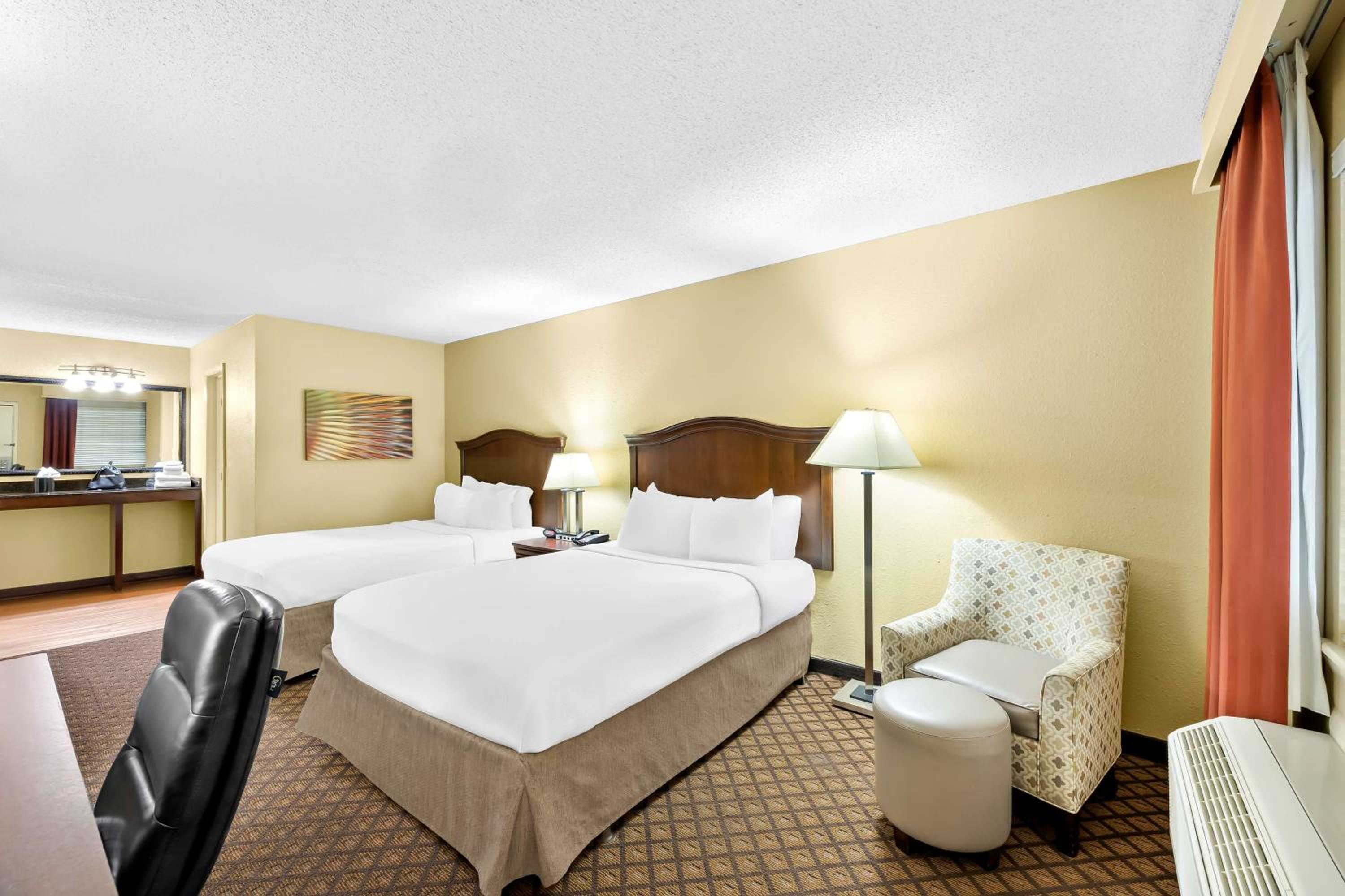 Queen Room with Two Queen Beds - Non-Smoking - Photo 1