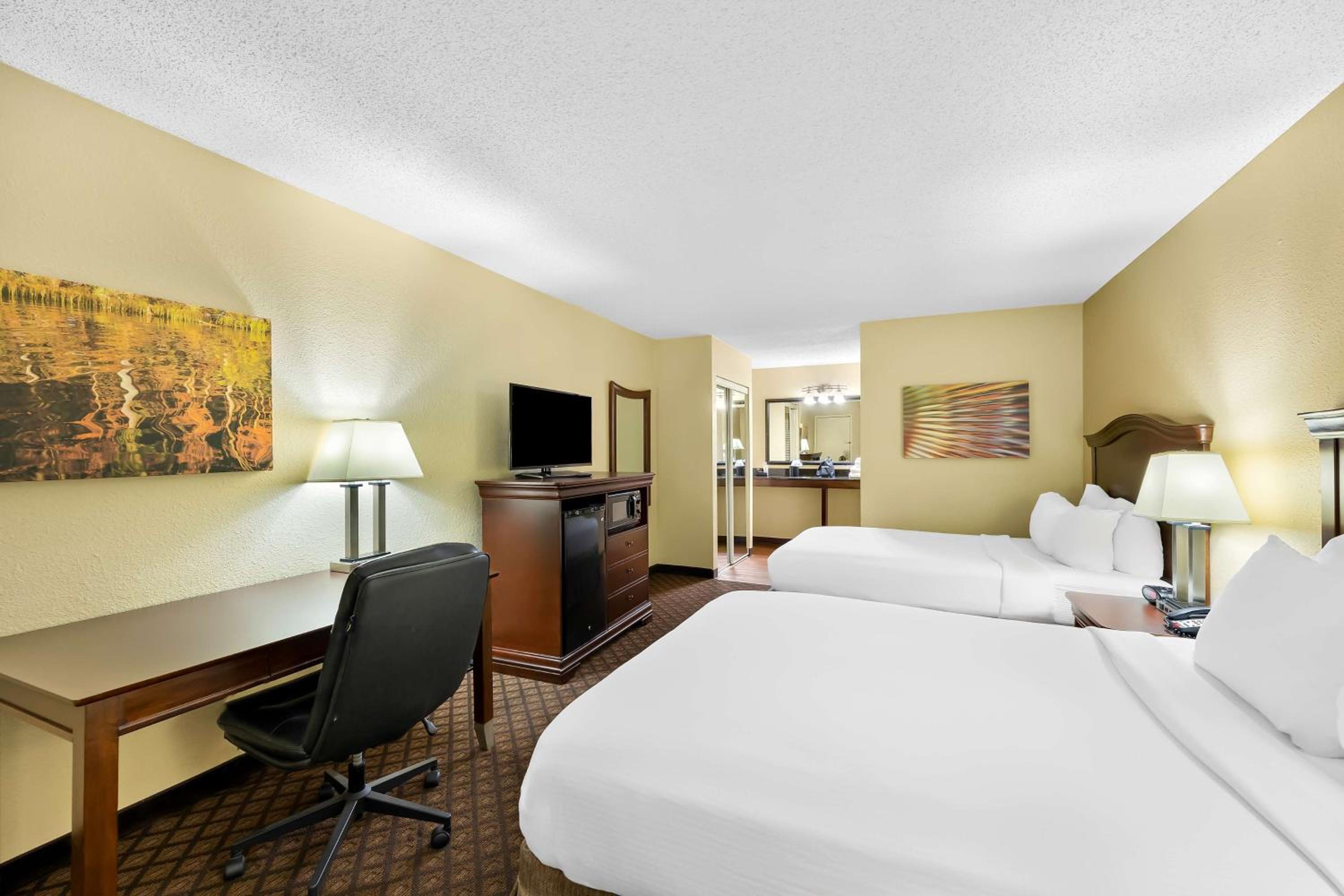 Queen Room with Two Queen Beds - Non-Smoking - Photo 3