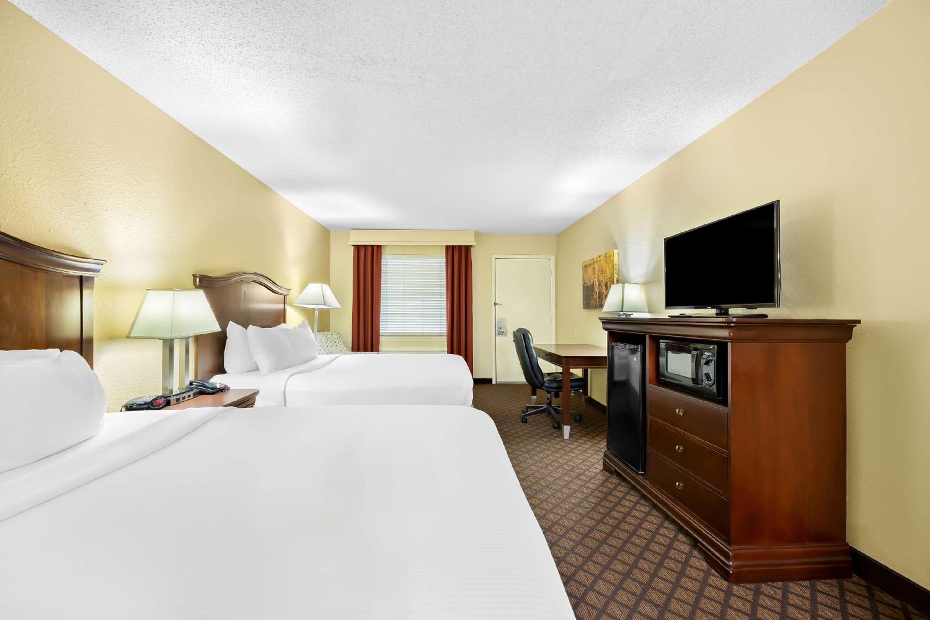 Queen Room with Two Queen Beds - Non-Smoking - Photo 2