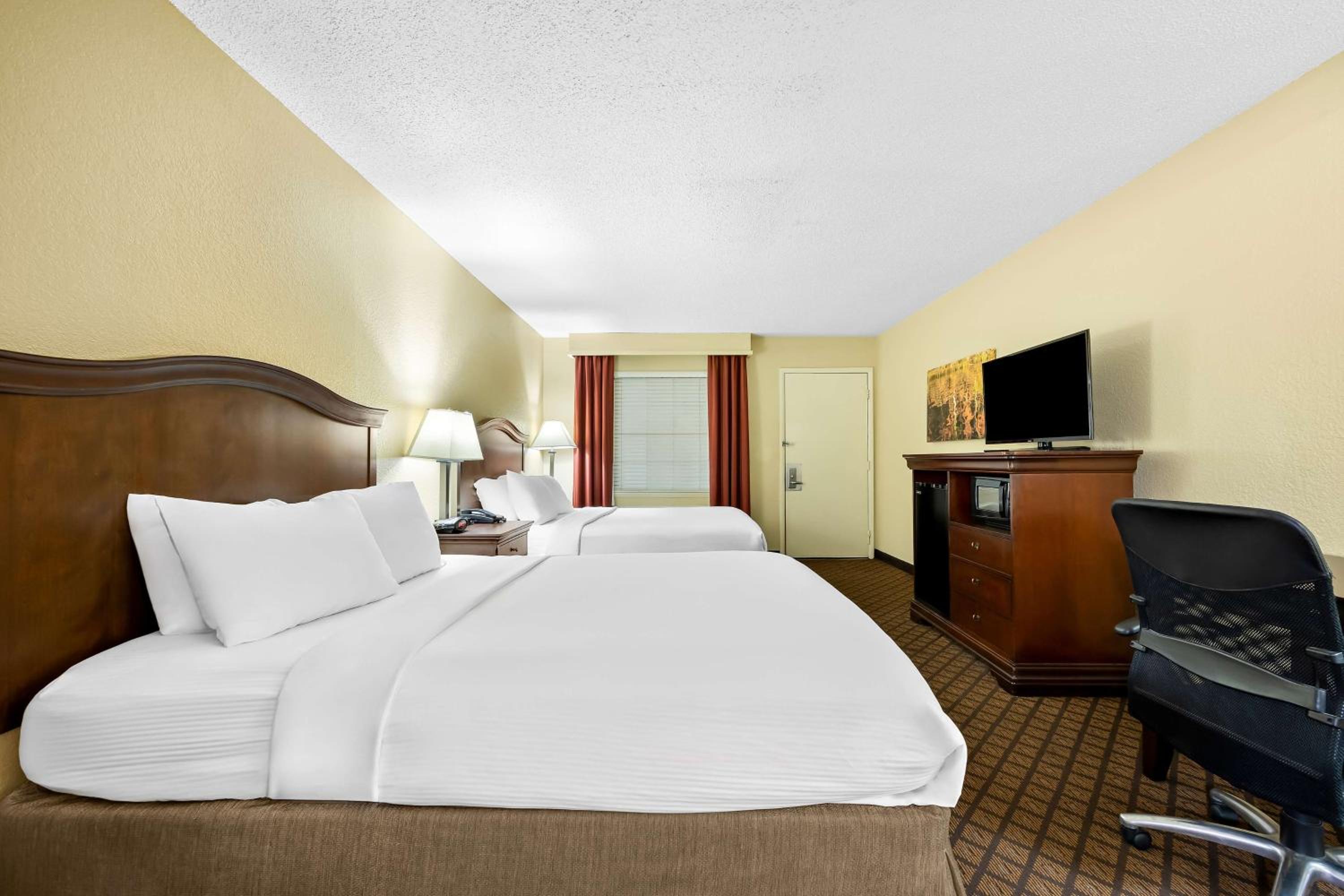 Queen Room with Two Queen Beds - Communication Assistance/Non-Smoking - Photo 4