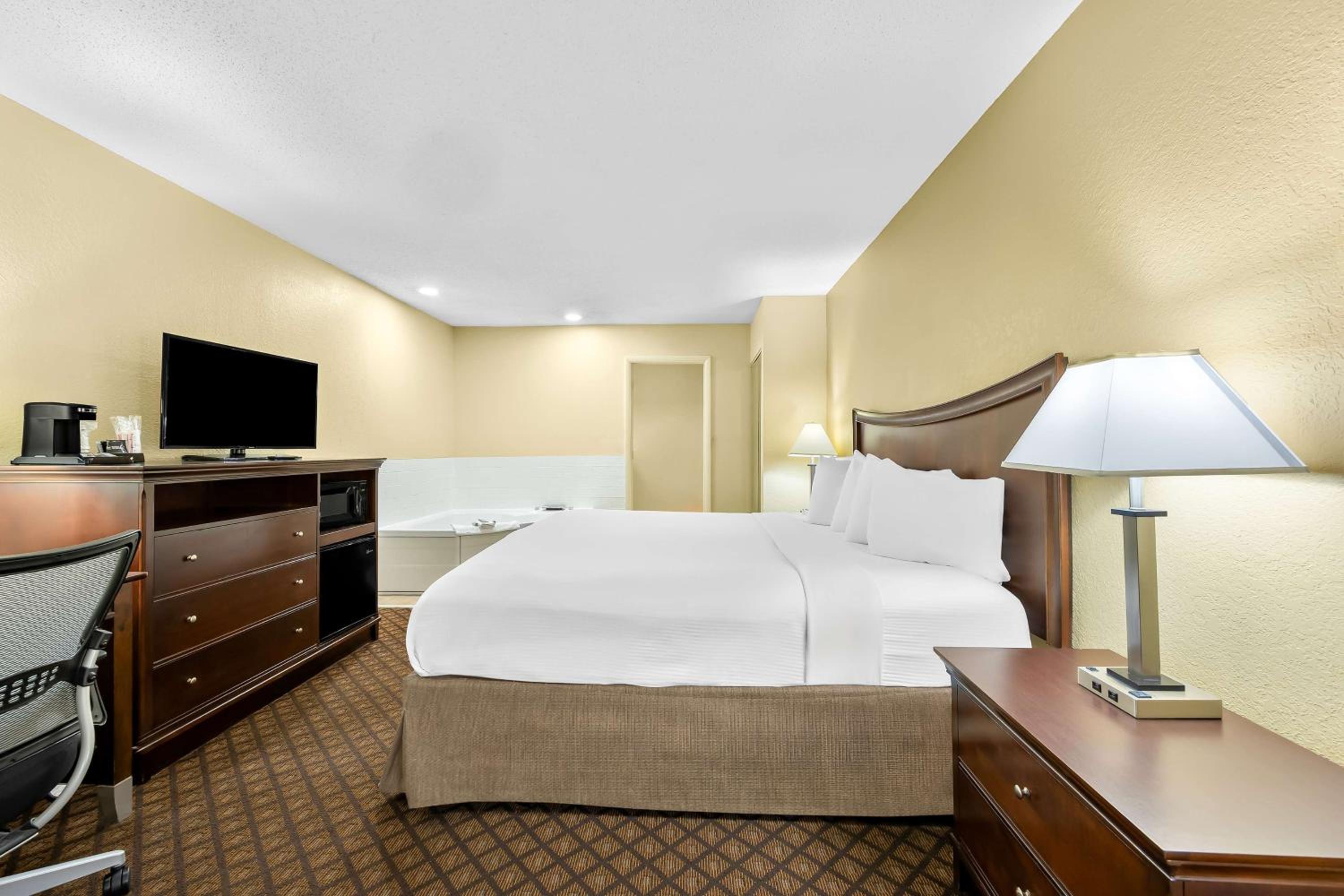 King Suite with Spa Bath - Non-Smoking - Photo 3