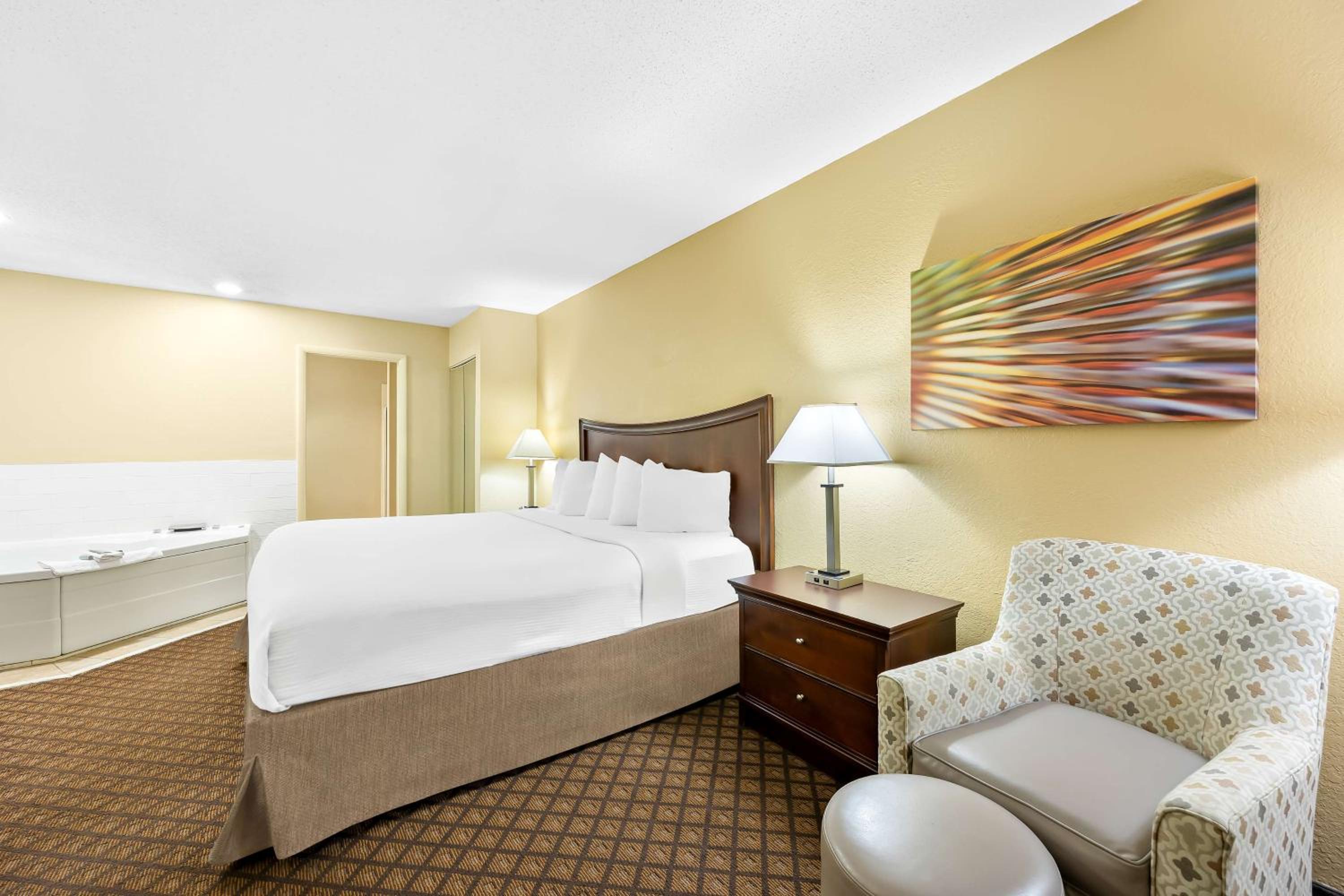 King Suite with Spa Bath - Non-Smoking - Photo 1