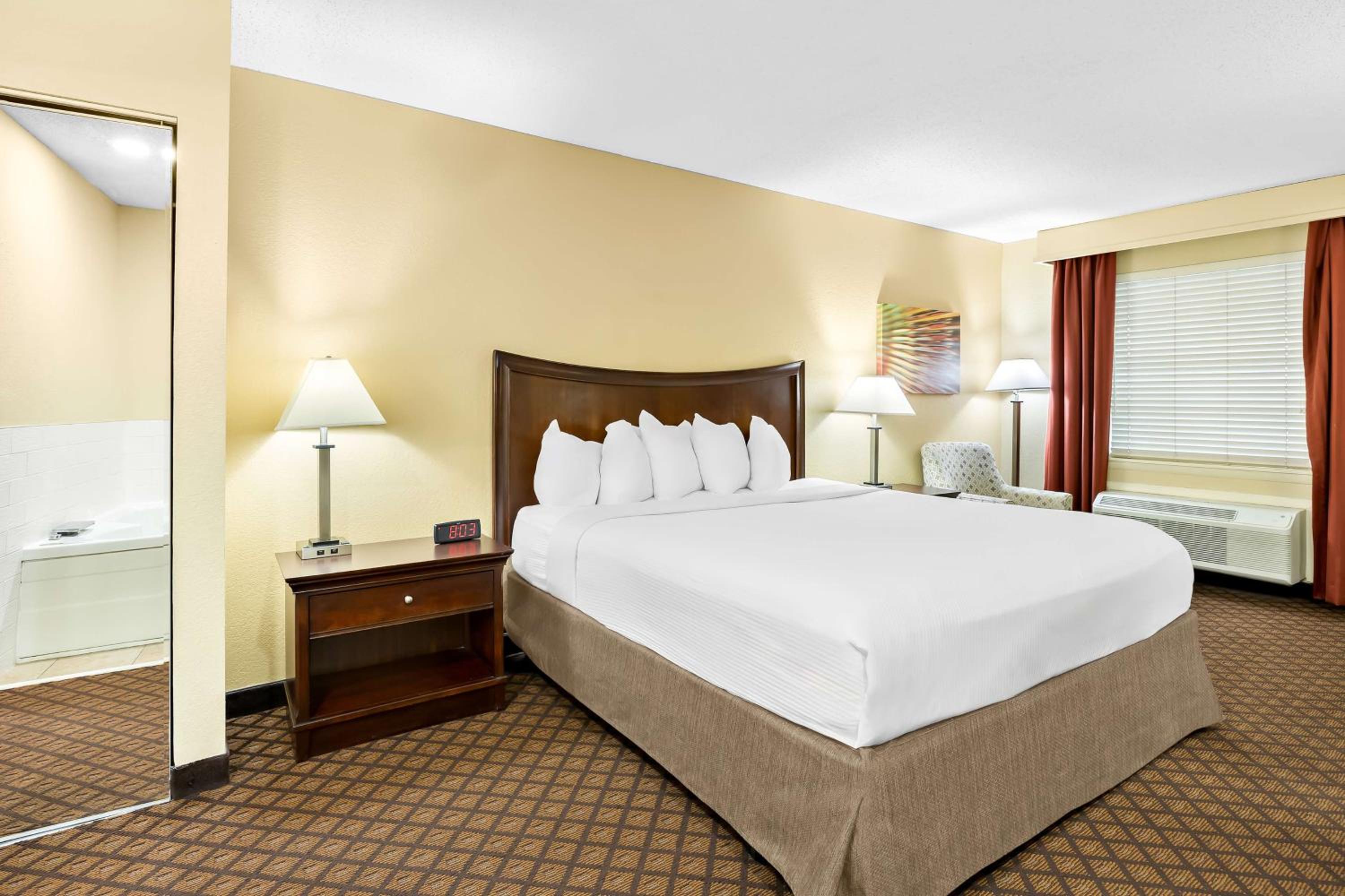 King Suite with Spa Bath - Non-Smoking - Photo 2