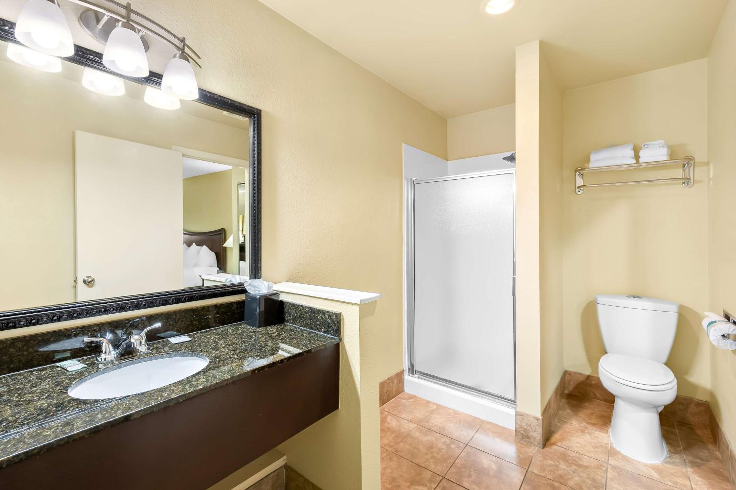 King Suite with Spa Bath - Non-Smoking - Photo 4