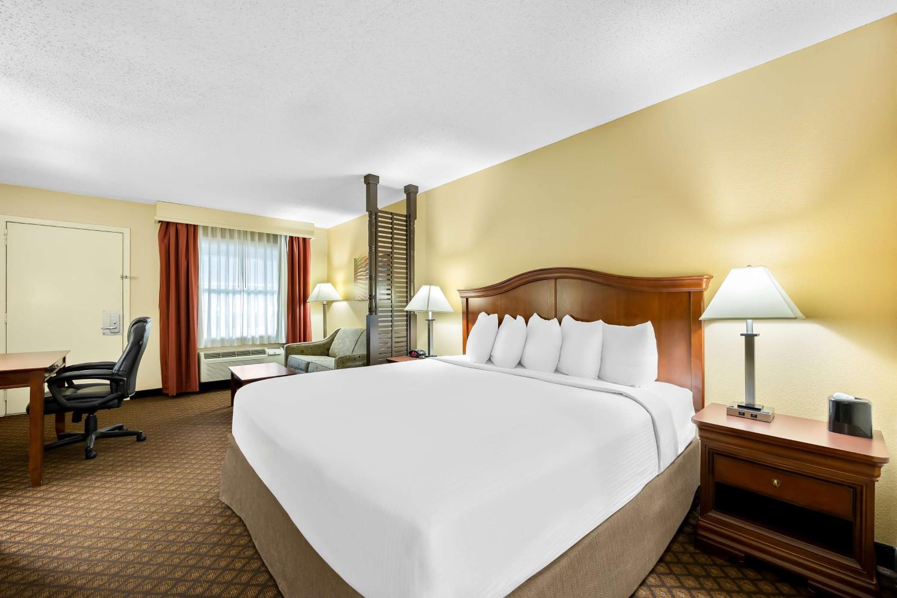 King Suite - Non-Smoking - Photo 2