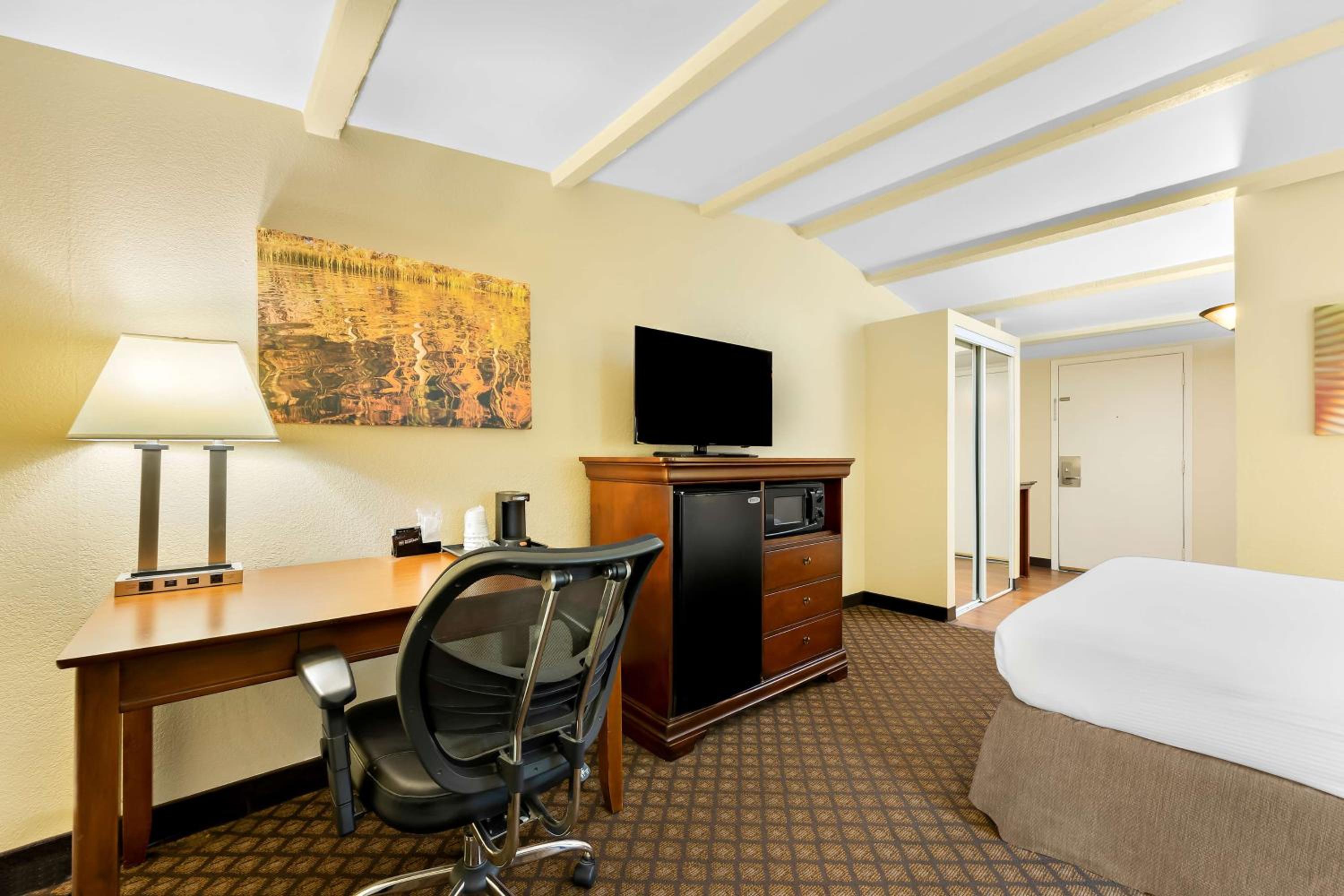 Queen Room - Non-Smoking - Photo 1