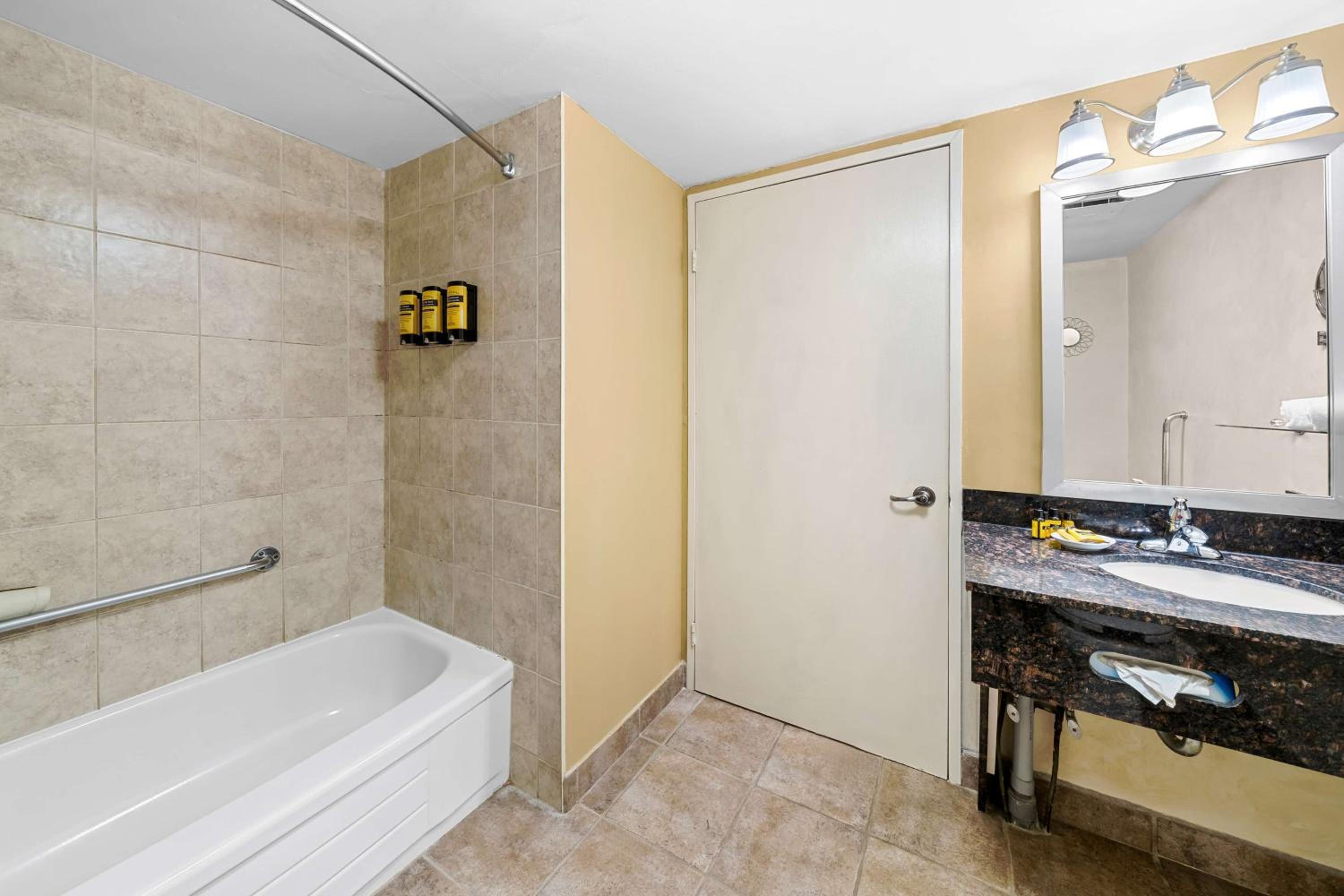 King Room with Fireplace and Wet Bar - Non-Smoking photo 3