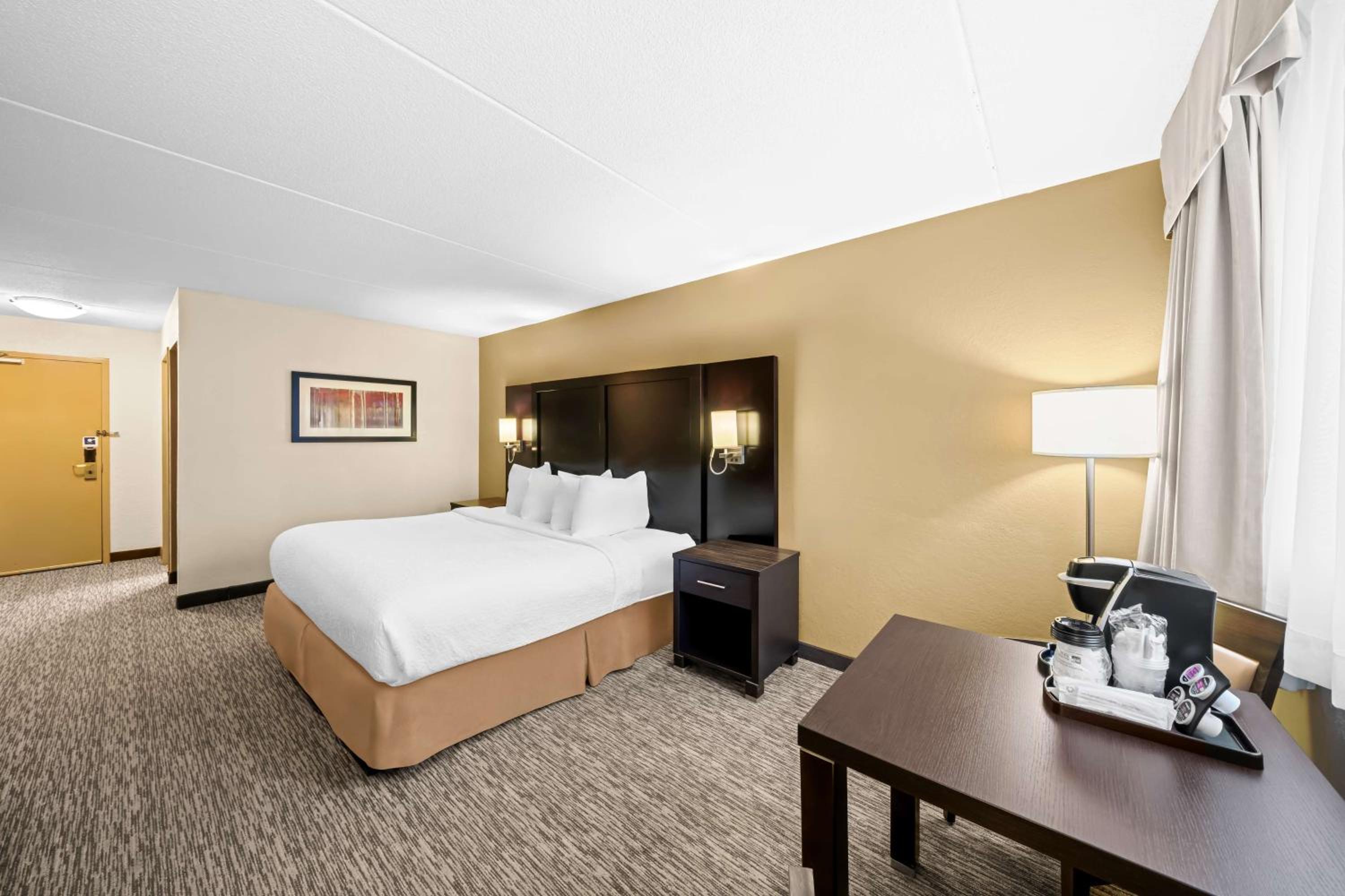 King Room - Non-Smoking - Photo 2