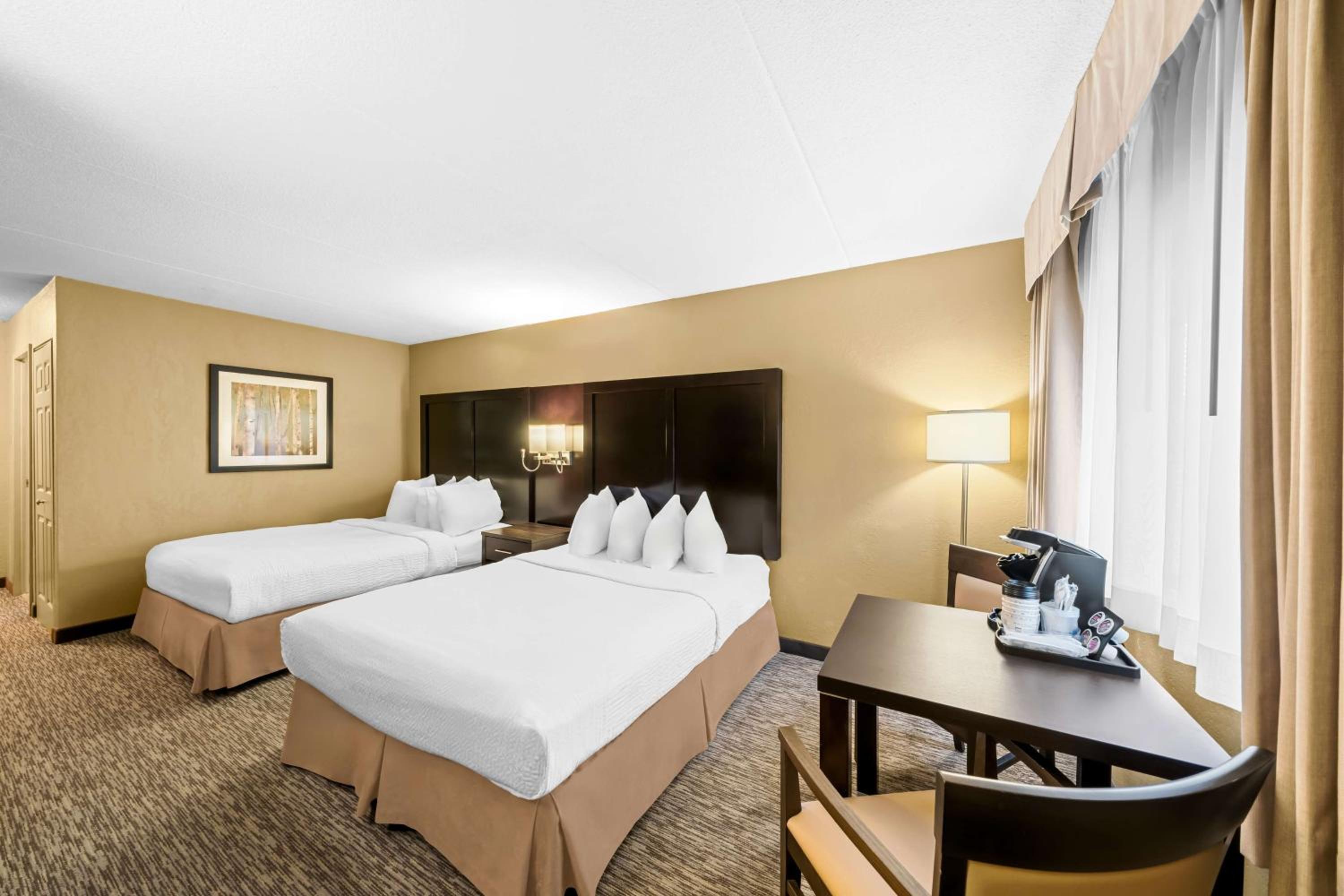 Queen Room with Two Queen Beds - Pet Friendly/Non-Smoking - Photo 3