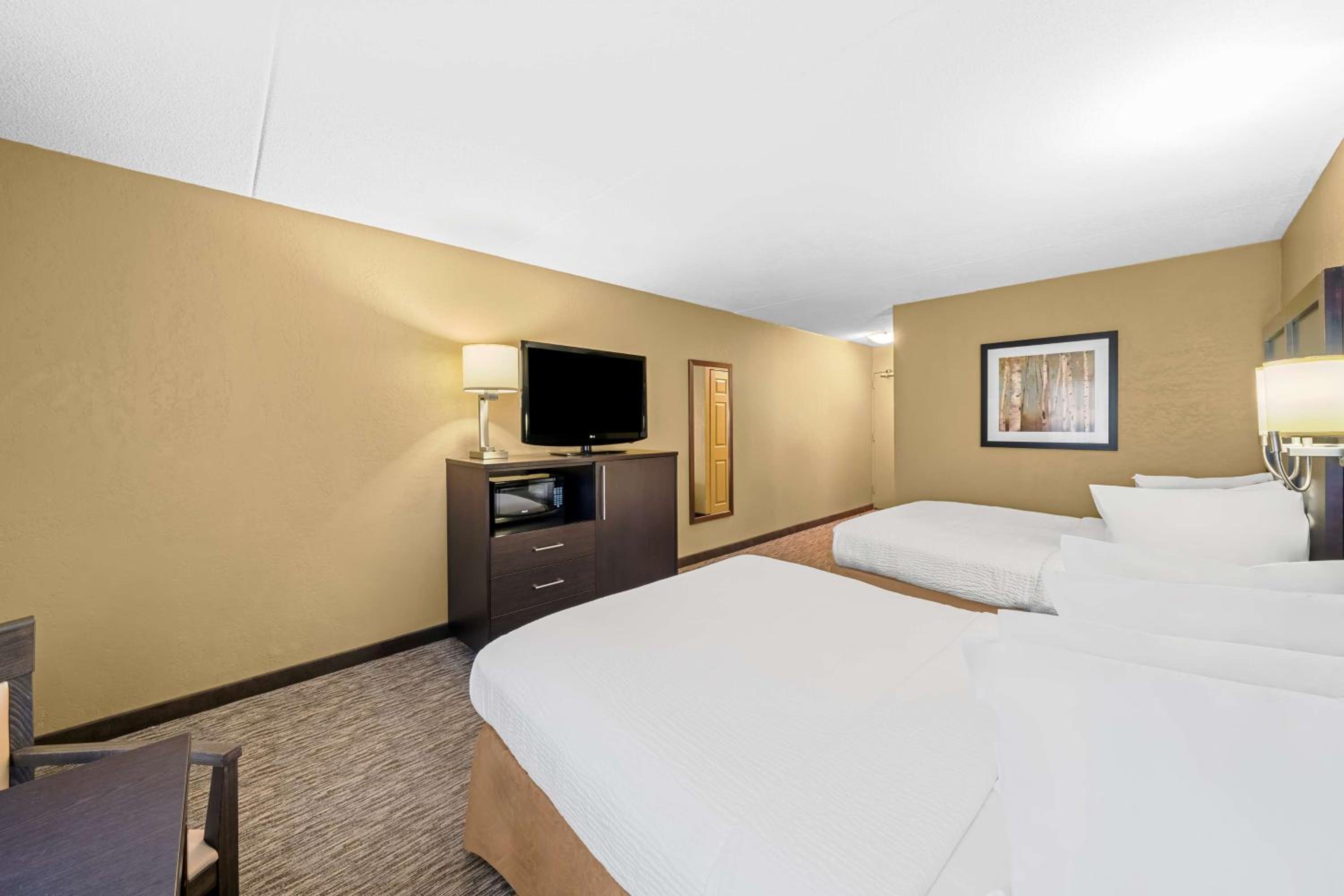 Queen Room with Two Queen Beds - Pet Friendly/Non-Smoking - Photo 4