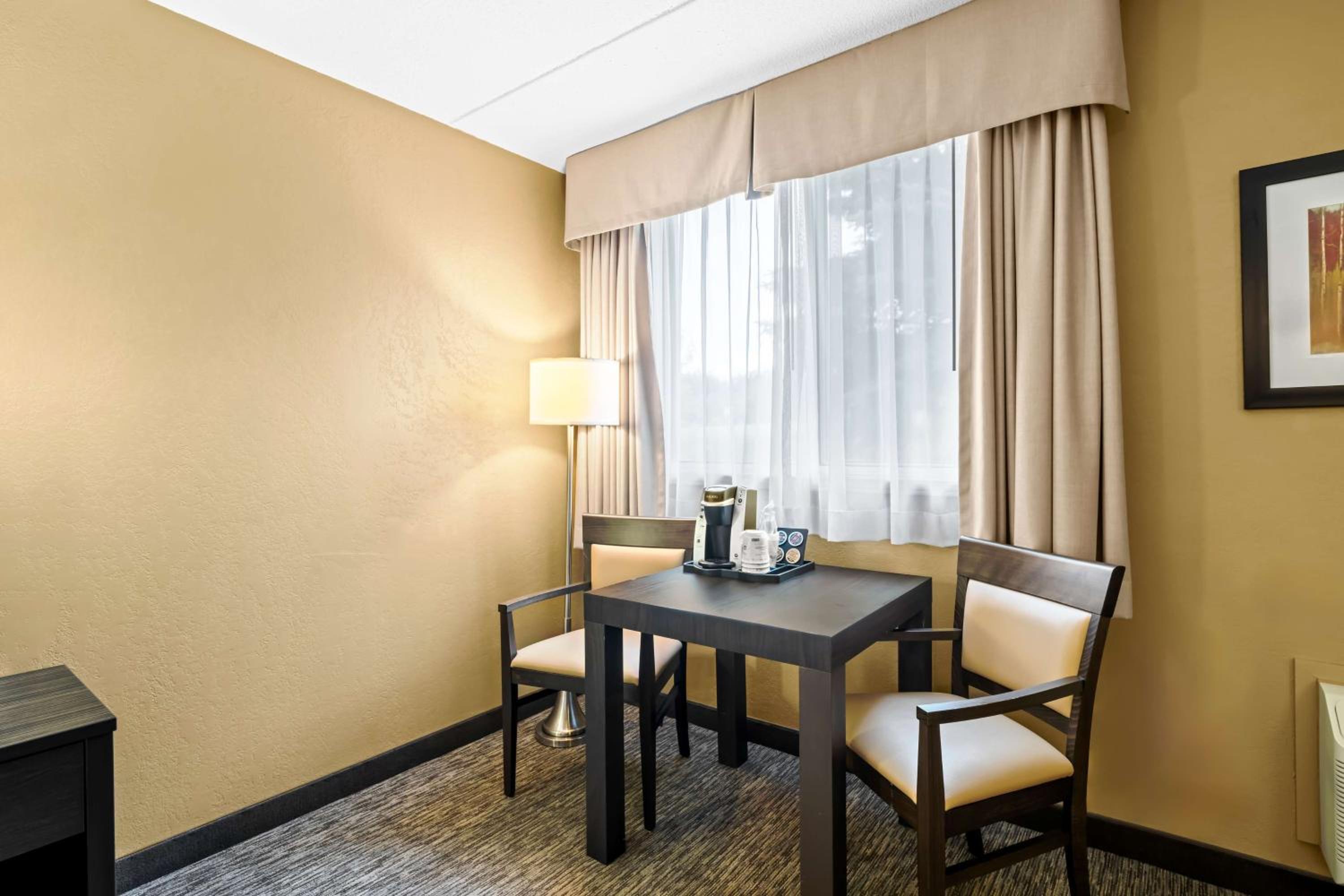 Queen Room with Large Bathroom - Non-Smoking photo 3