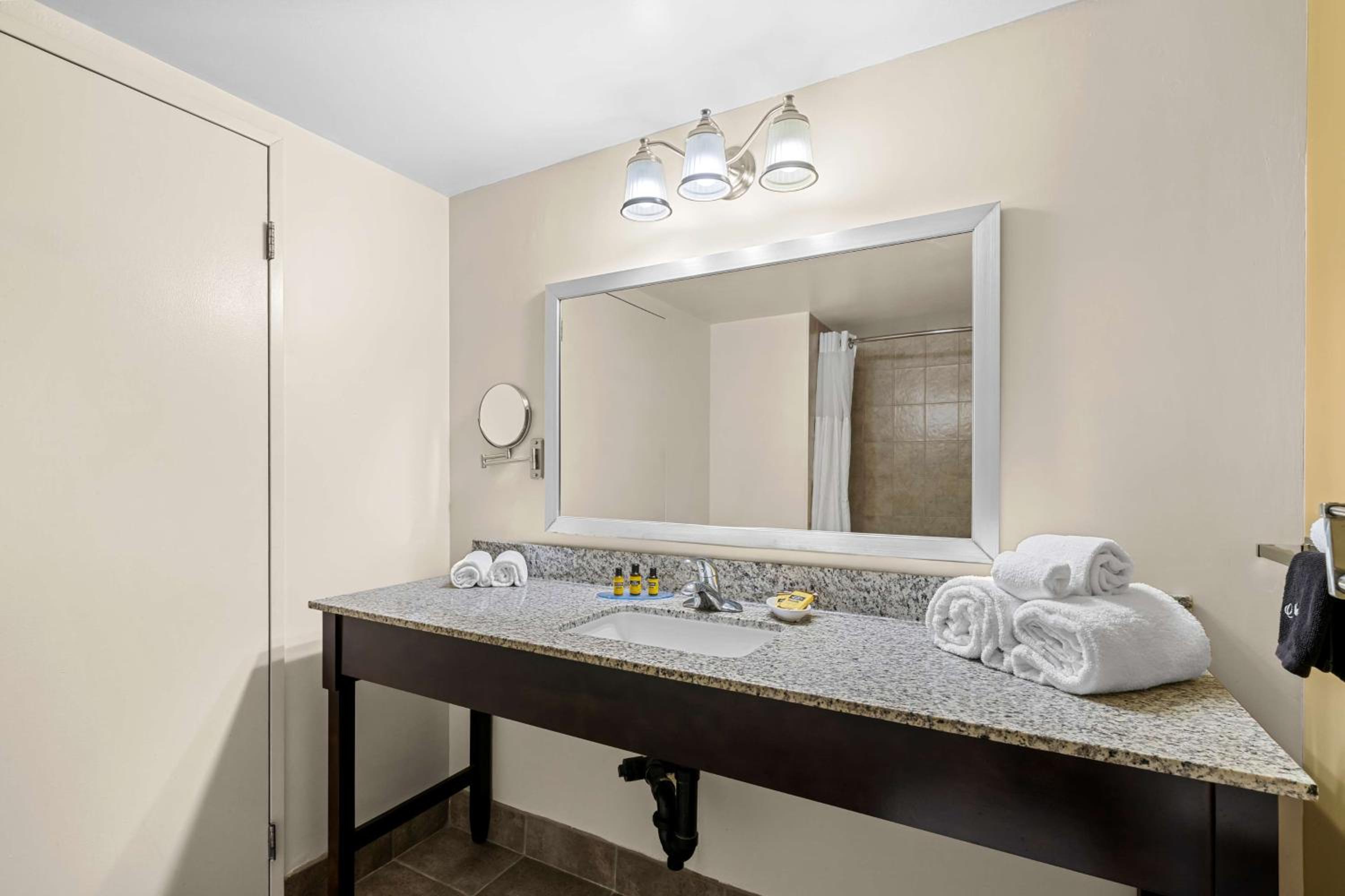 Queen Room with Large Bathroom - Non-Smoking photo 2
