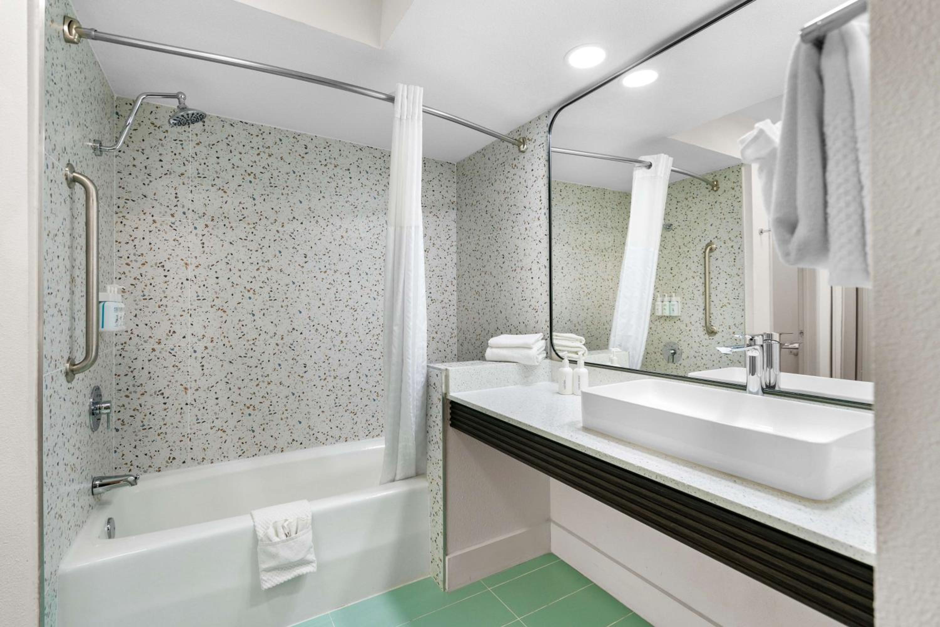 Junior King Suite - Non-Smoking photo 2
