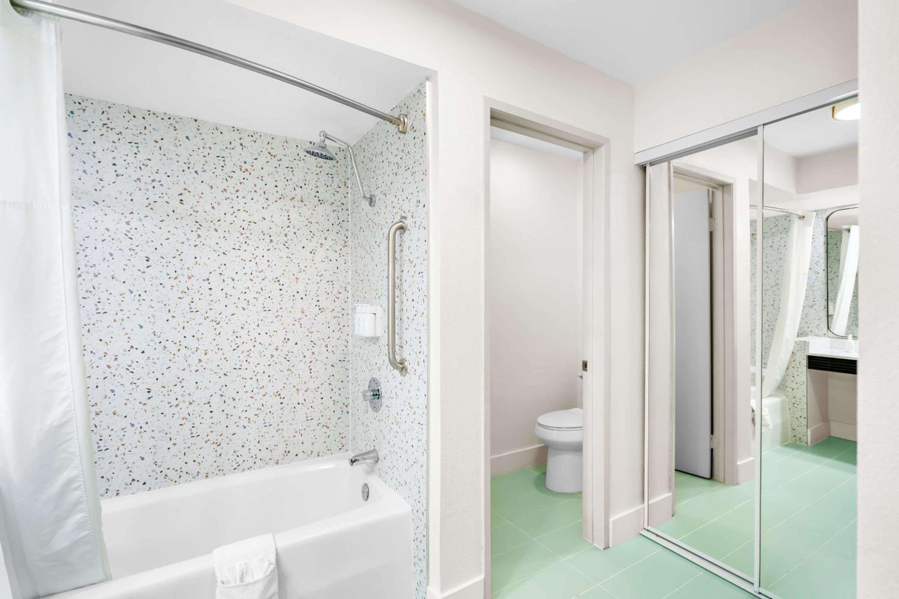 Junior King Suite - Non-Smoking photo 3