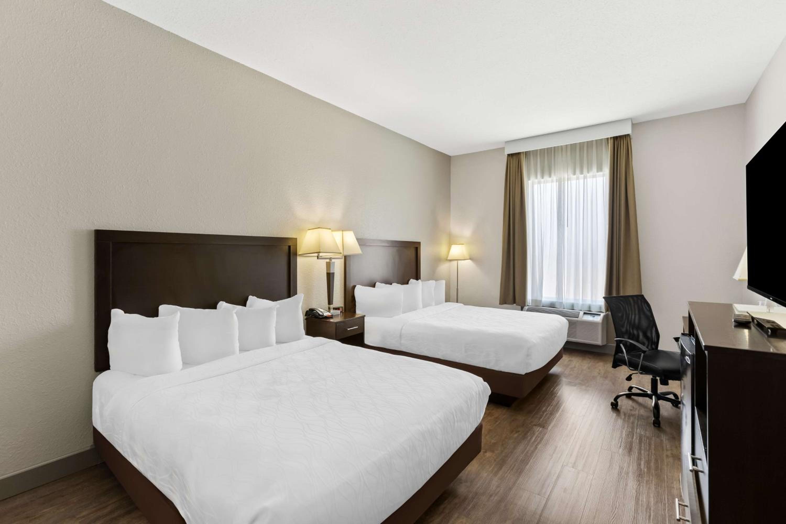 Queen Room with Two Queen Beds - Non-Smoking - Photo 2