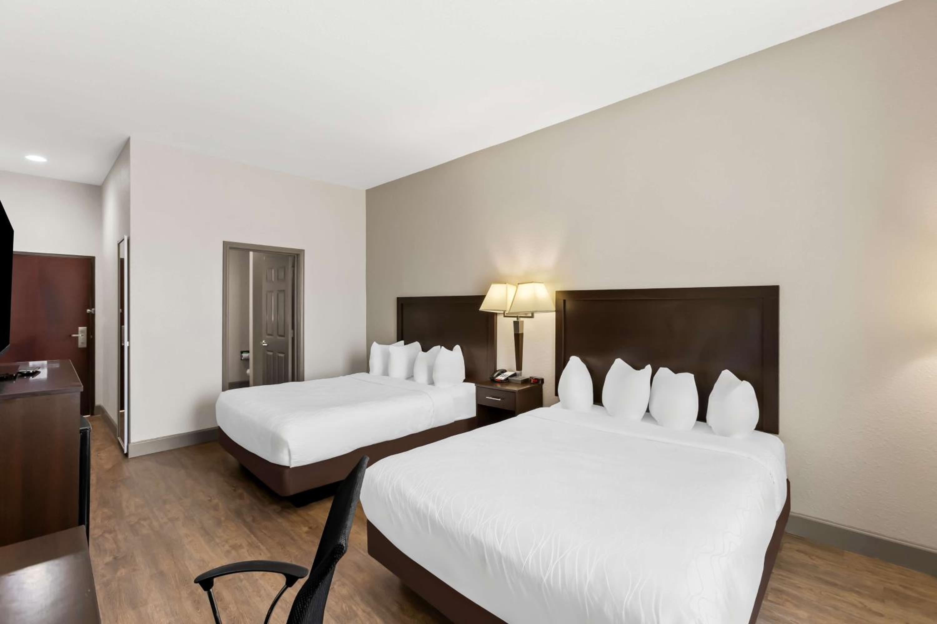 Queen Room with Two Queen Beds - Non-Smoking - Photo 1