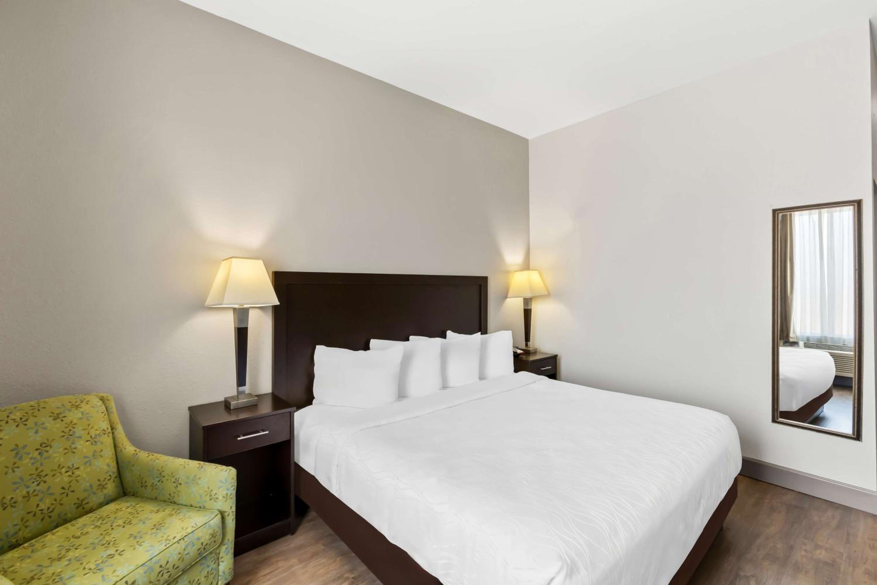 King Room - Accessible/Non-Smoking - Photo 1