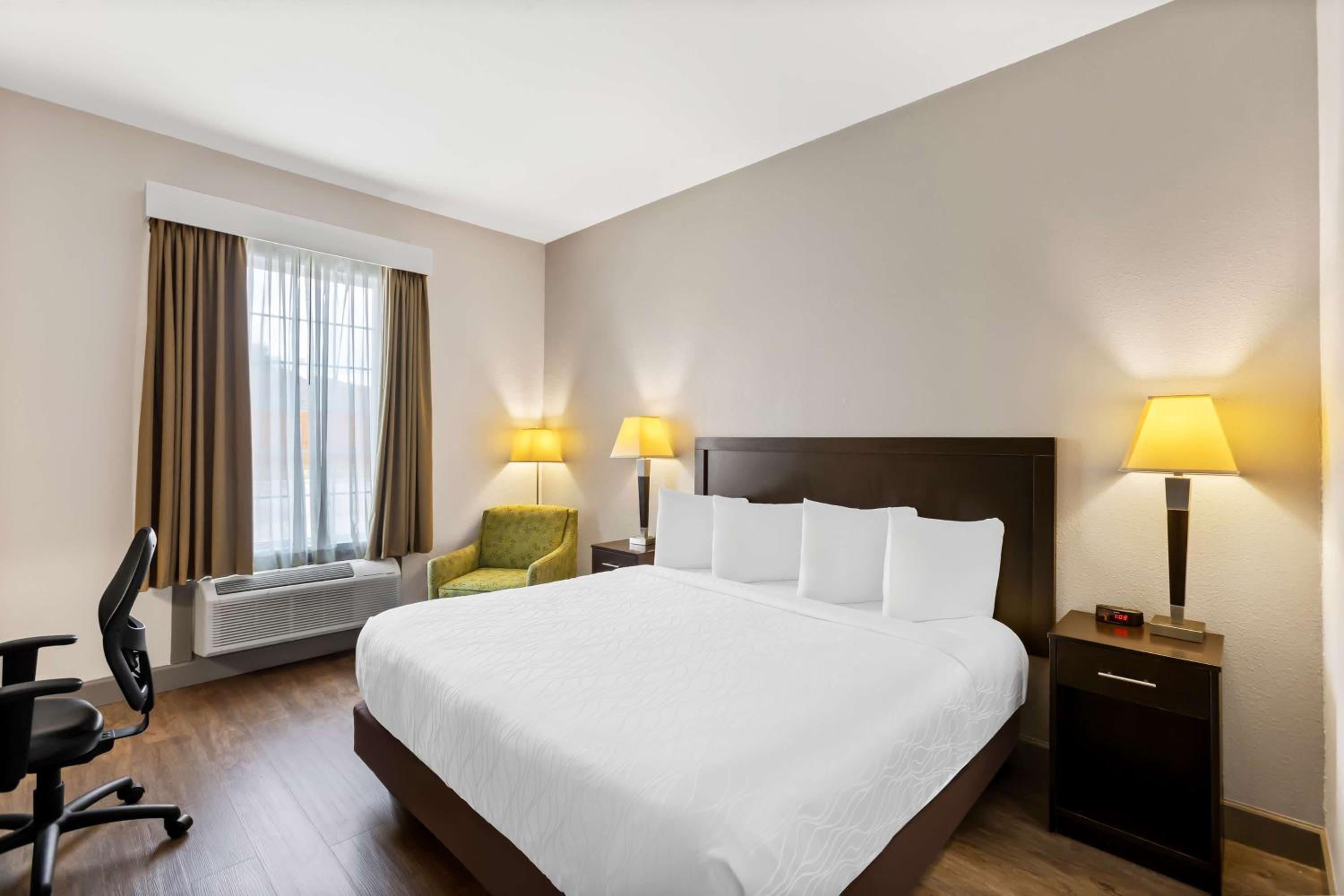 Standard King Room - Non-Smoking  - Photo 2