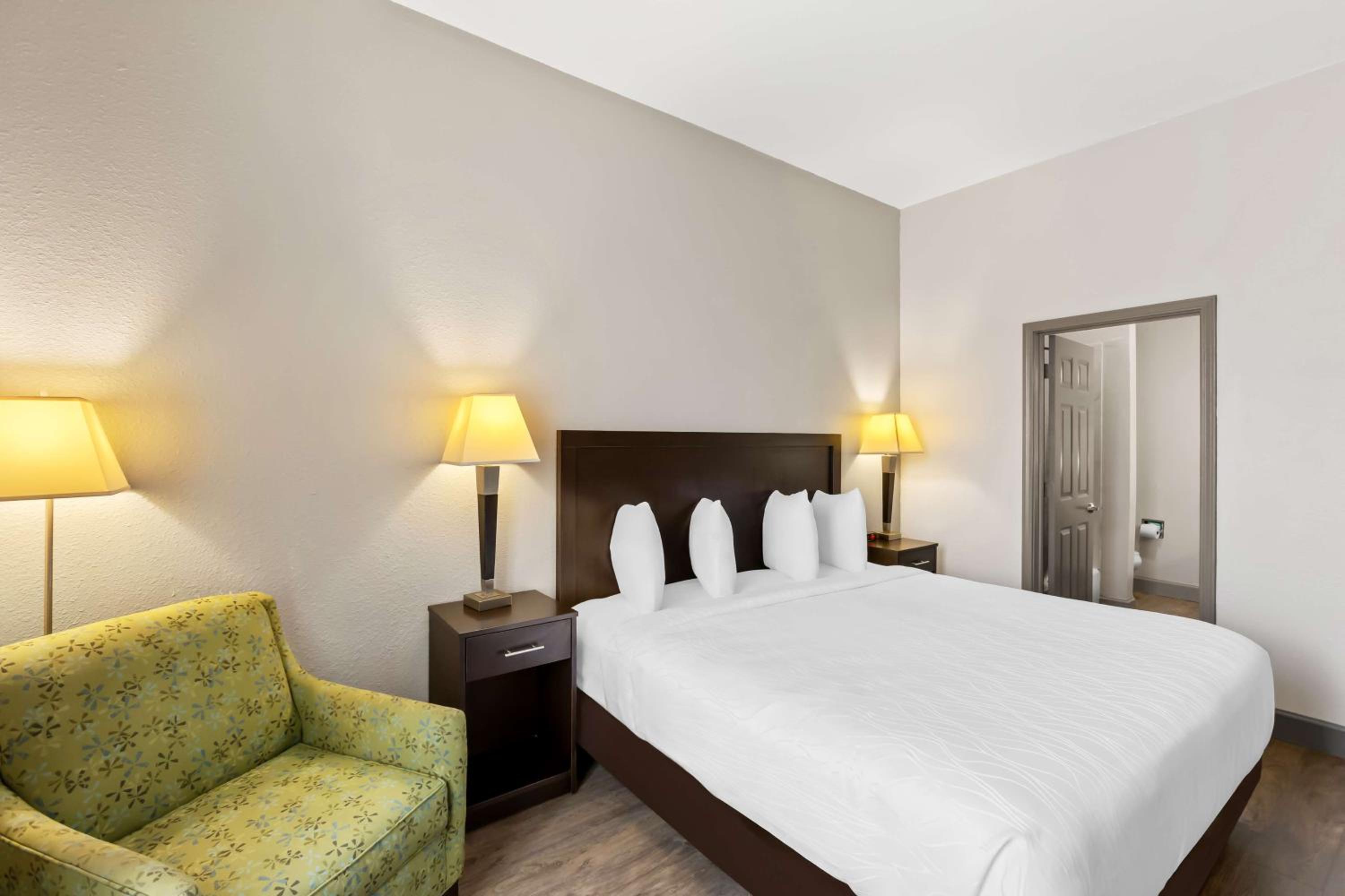 Standard King Room - Non-Smoking  - Photo 1