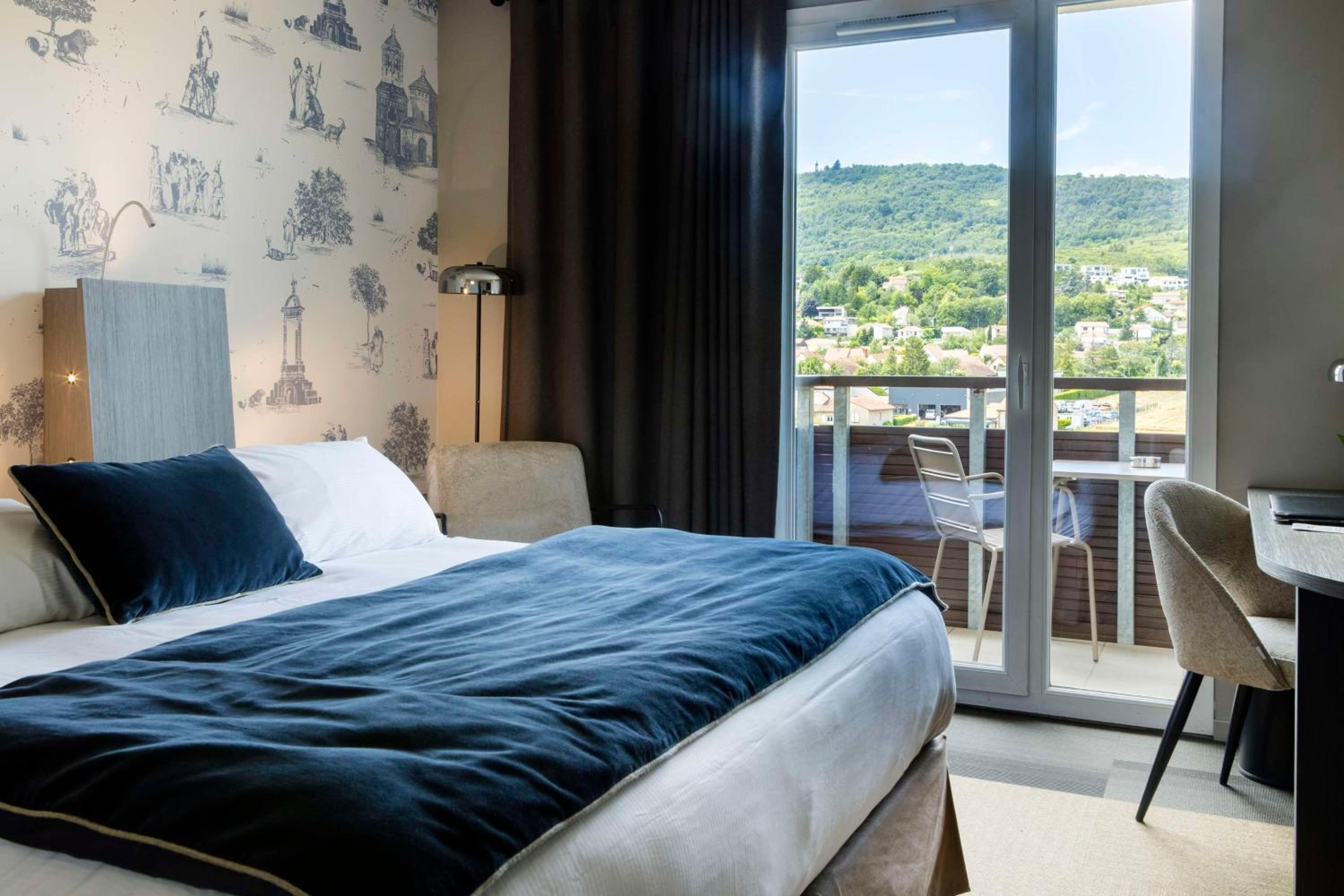 Queen Room with Balcony - Photo 1
