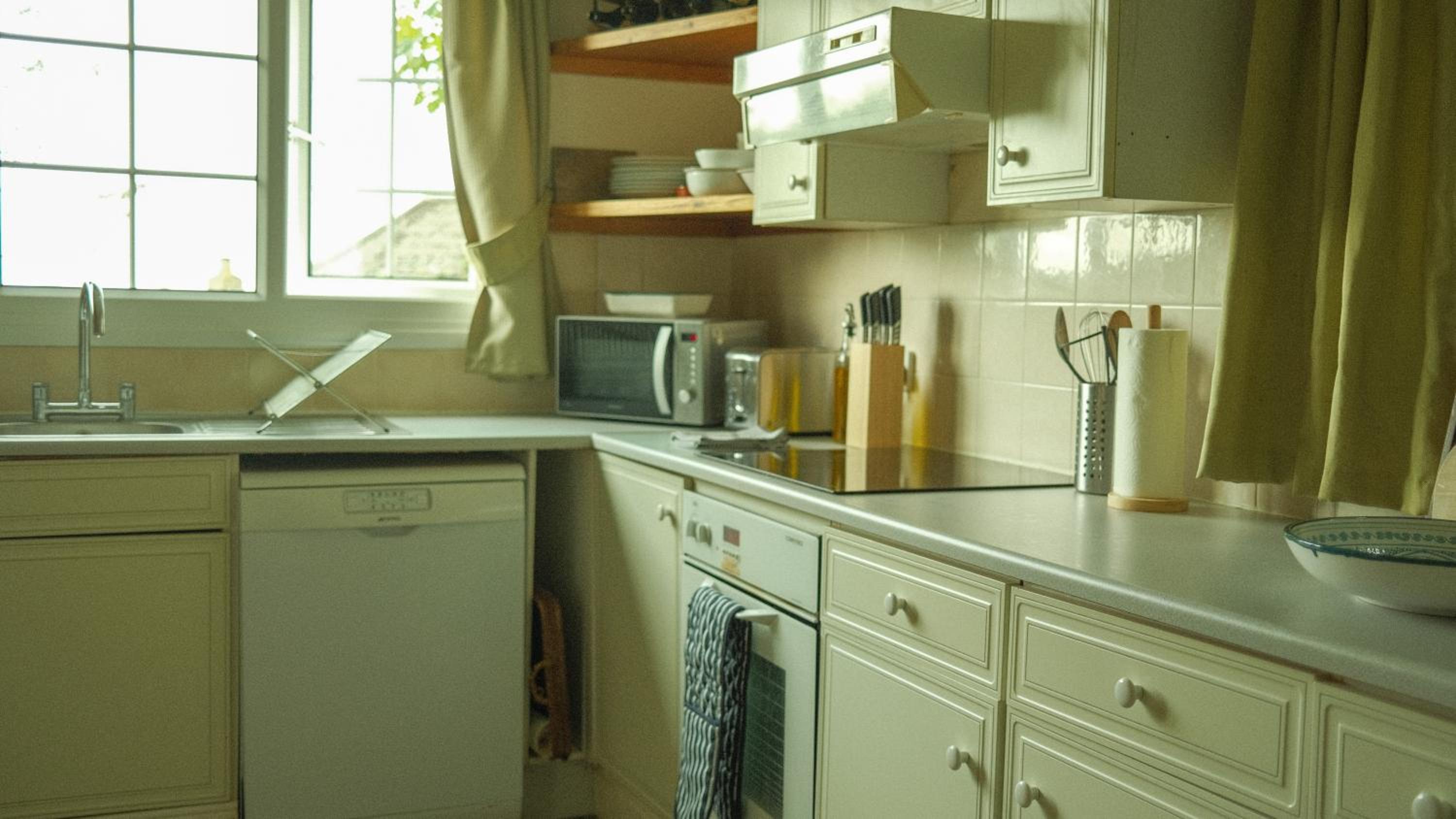 Two-Bedroom Bungalow - Photo 20