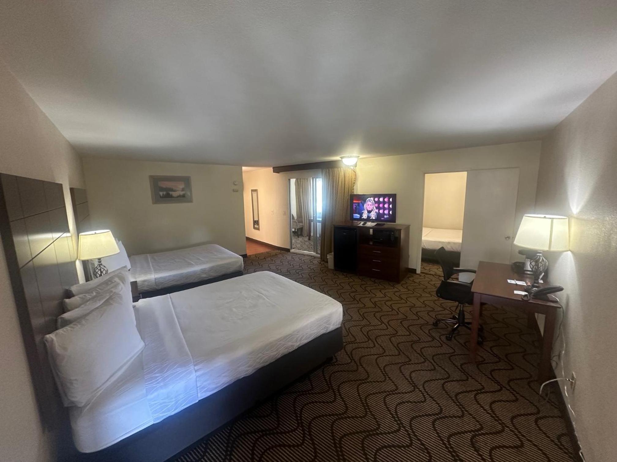 Suite with Three Queen beds - Photo 1
