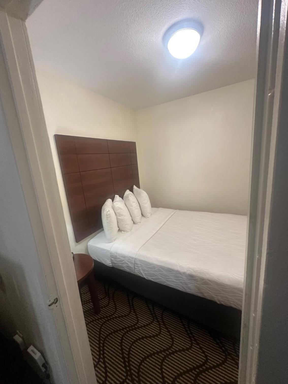 Suite with Three Queen beds - Photo 2