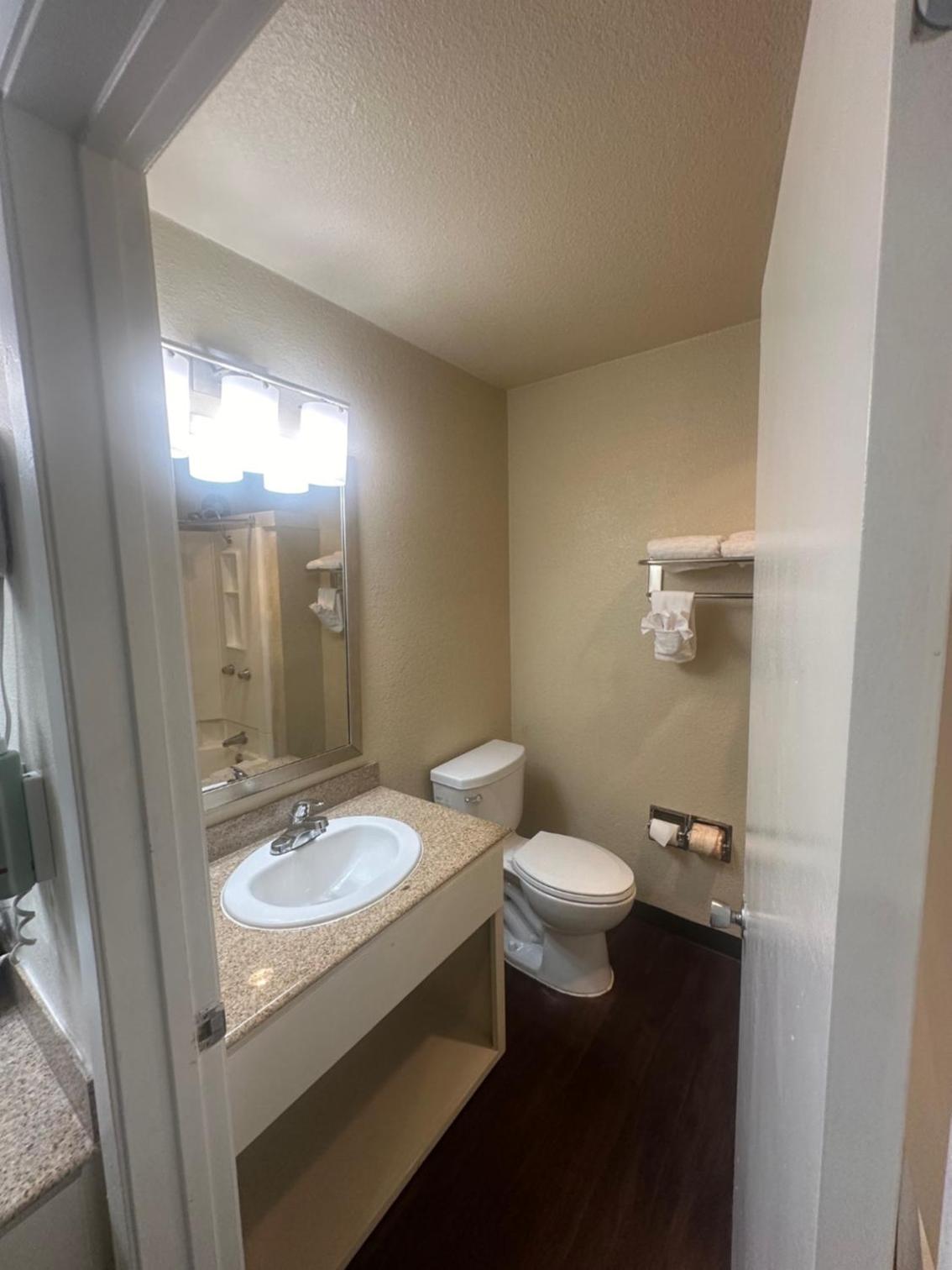 King Suite - Non-Smoking - Photo 4