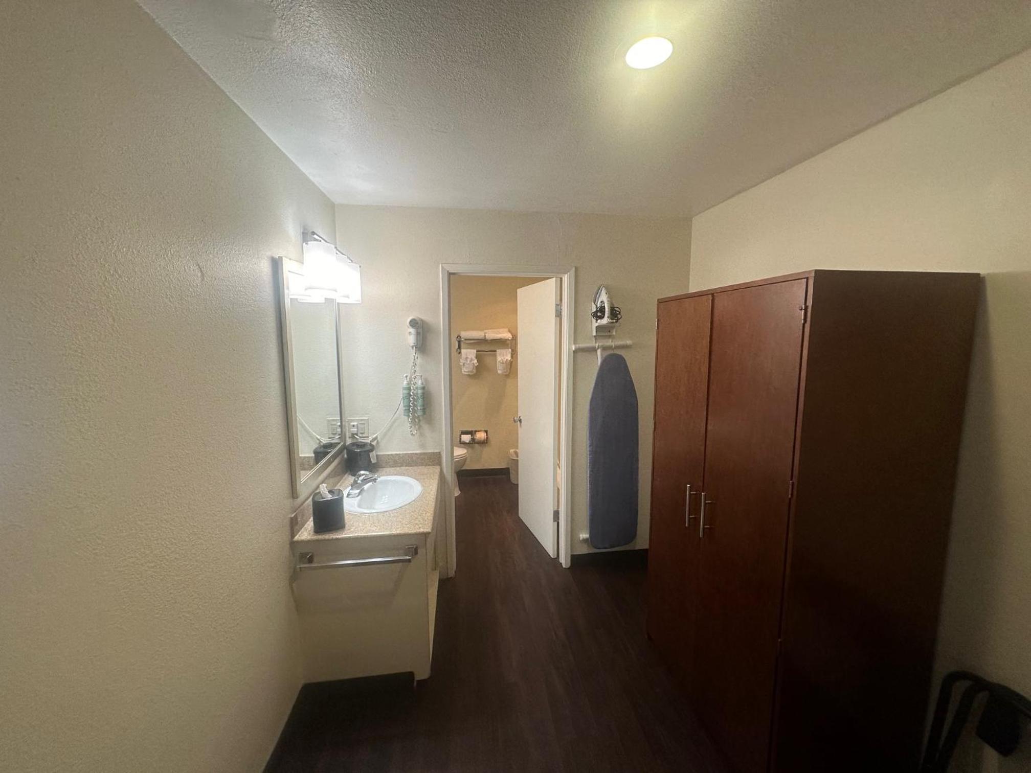 King Suite - Non-Smoking - Photo 3