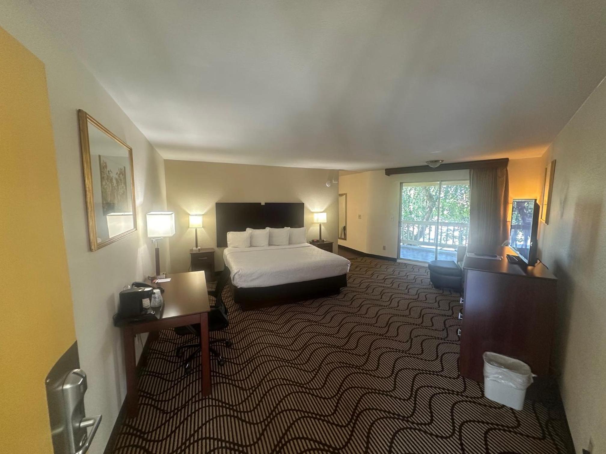King Suite - Non-Smoking - Photo 2
