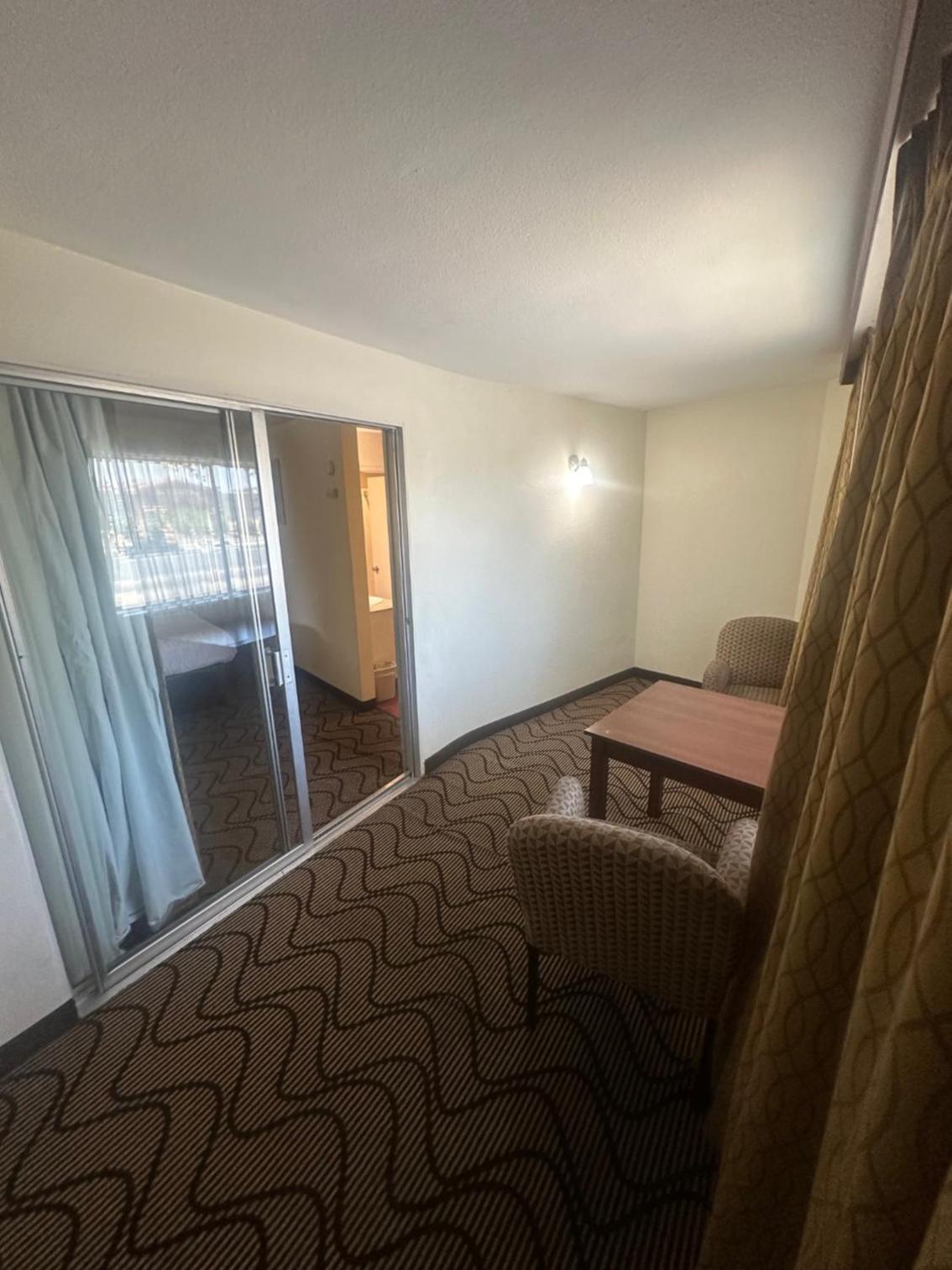 Suite with Three Queen beds - Photo 4