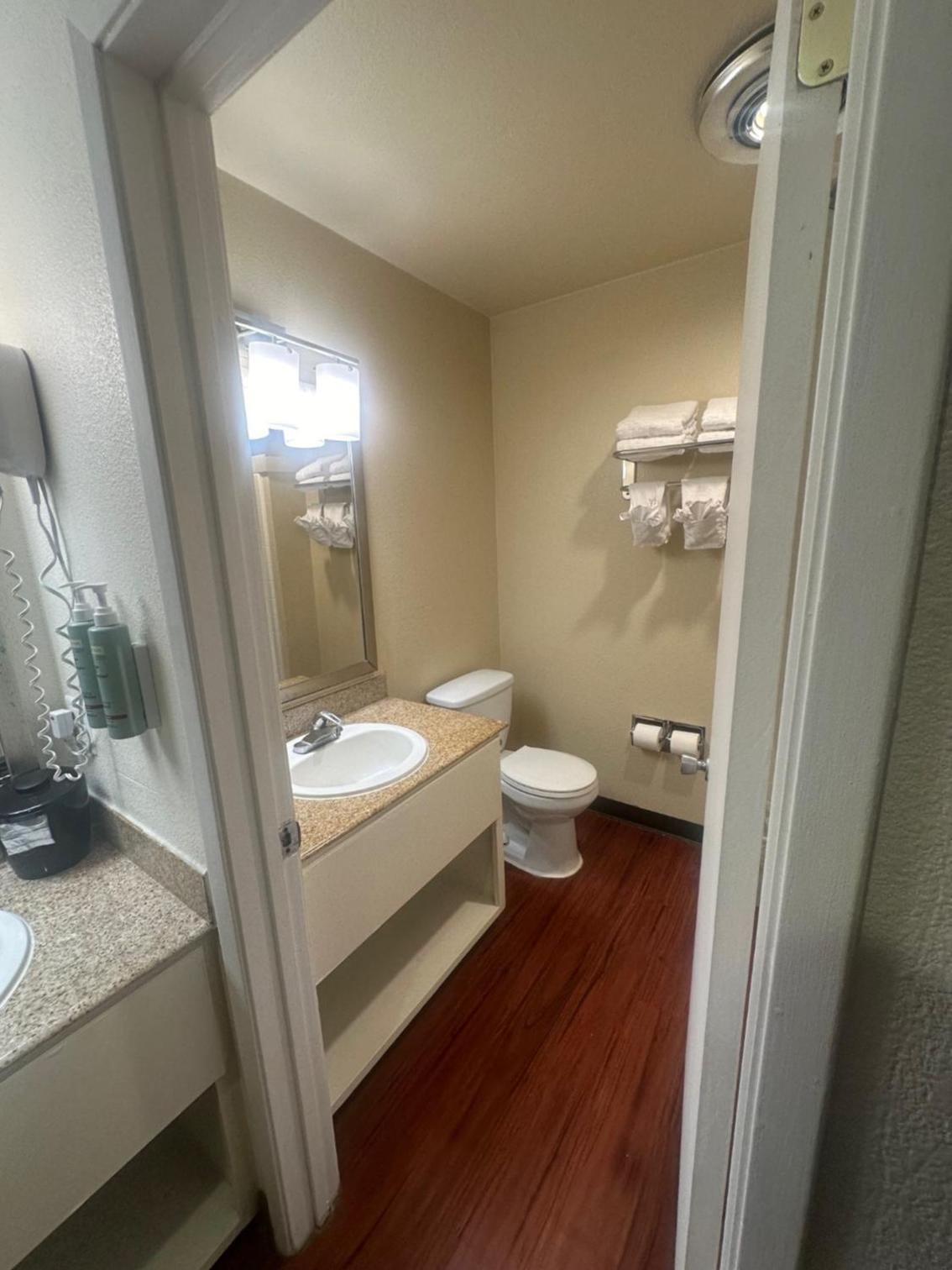 Suite with Three Queen beds - Photo 3