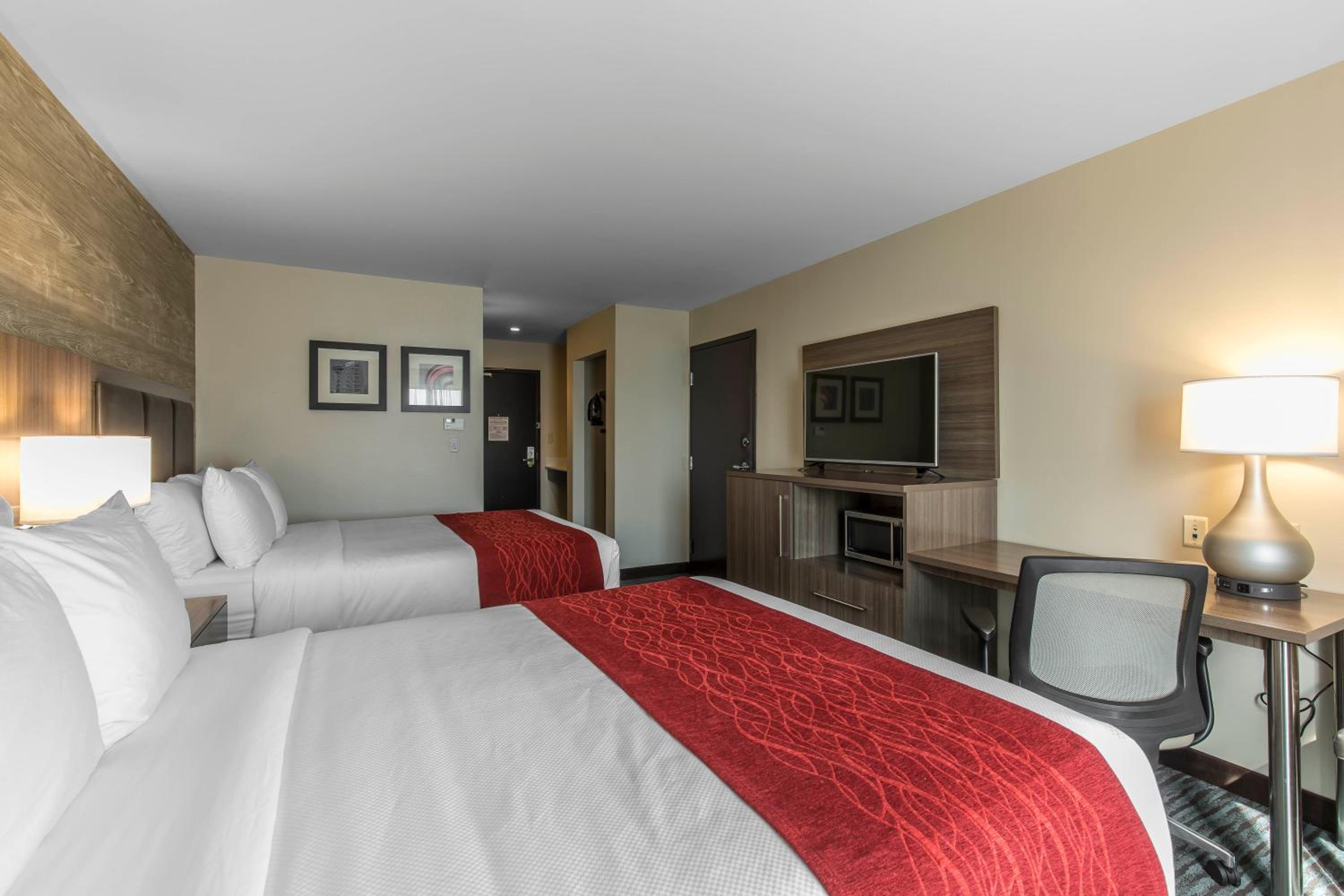 Queen Room with Two Queen Beds photo 3