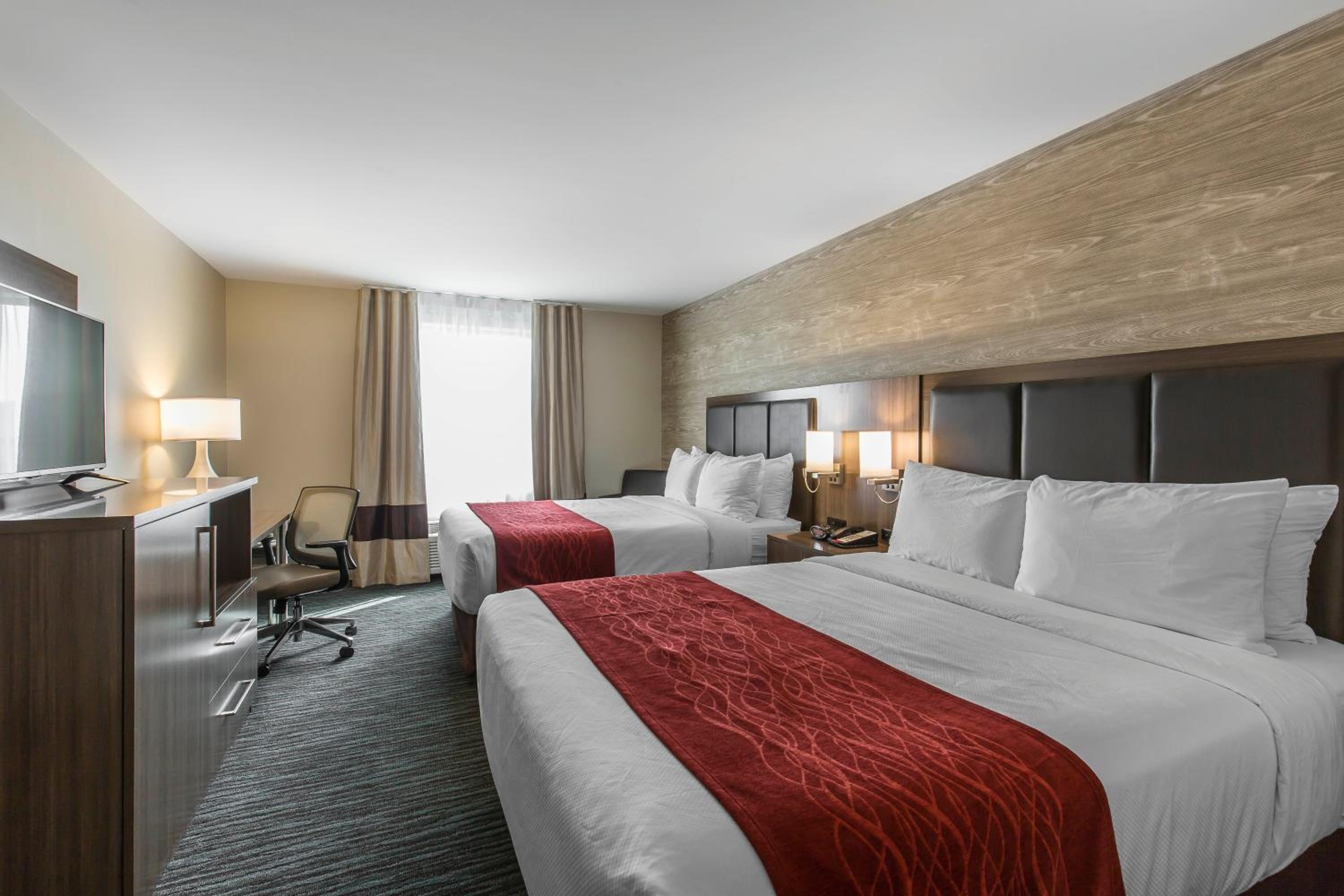 Queen Room with Two Queen Beds and Bath Tub photo 3
