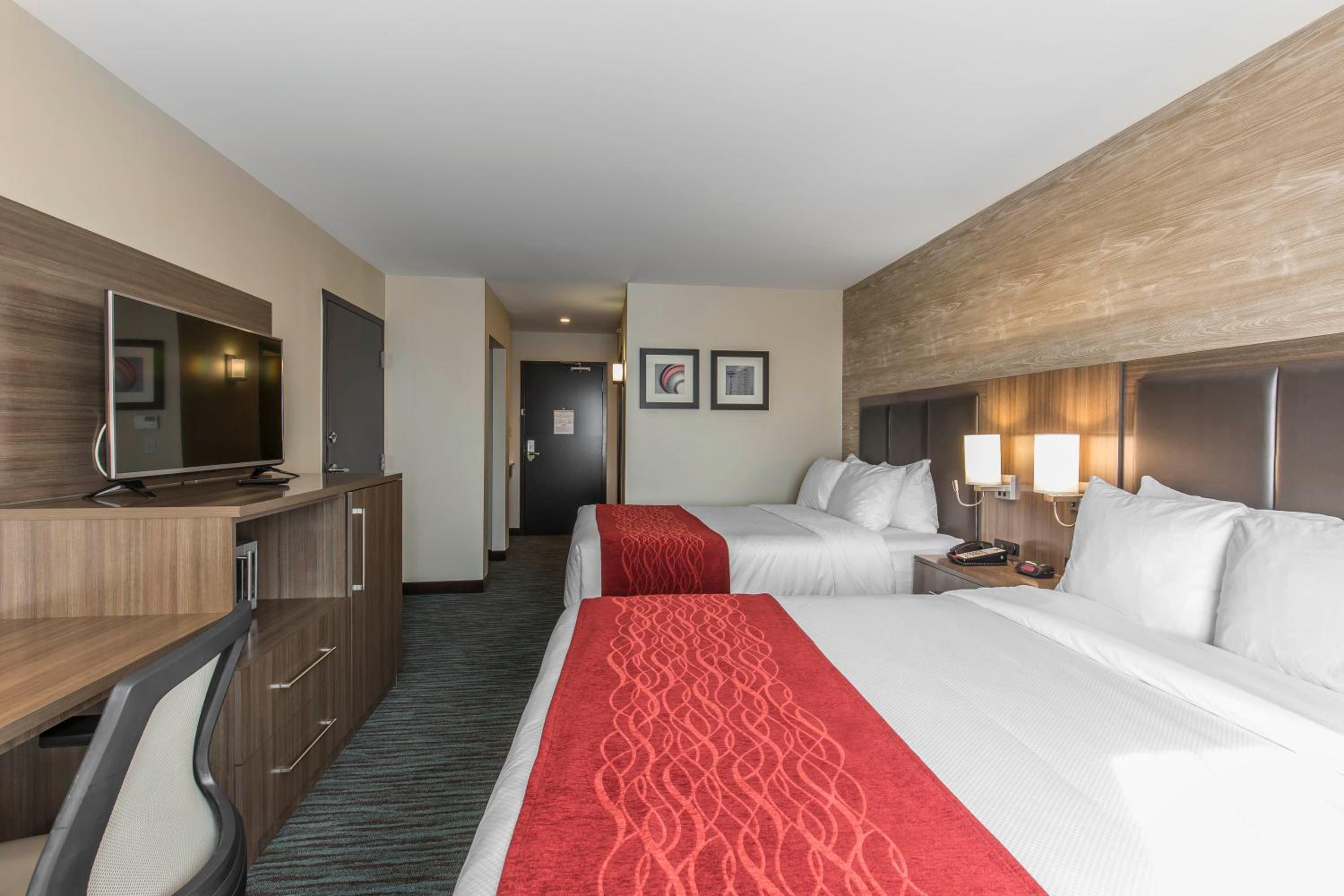 Queen Room with Two Queen Beds photo 2