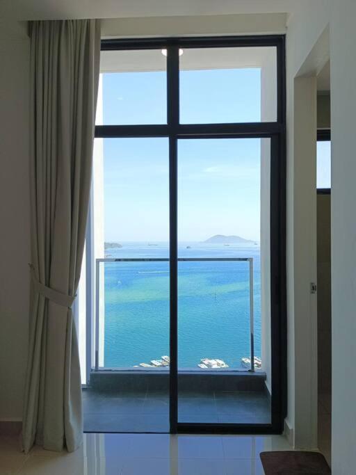One-Bedroom Apartment with Sea View and Balcony